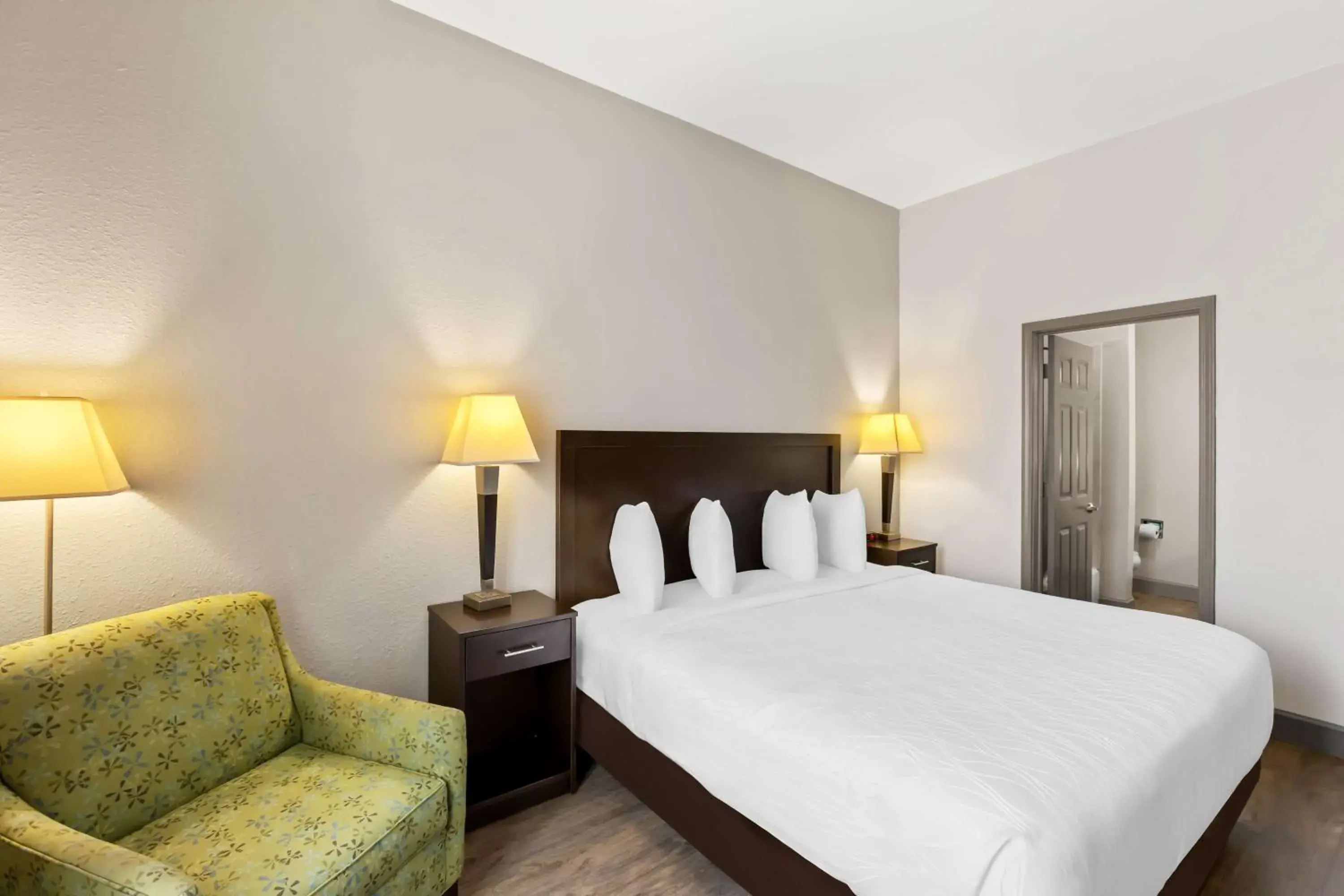 Standard King Room - Non-Smoking in Sonesta Essential La Porte Standard King Room - Non-Smoking in Sonesta Essential La Porte