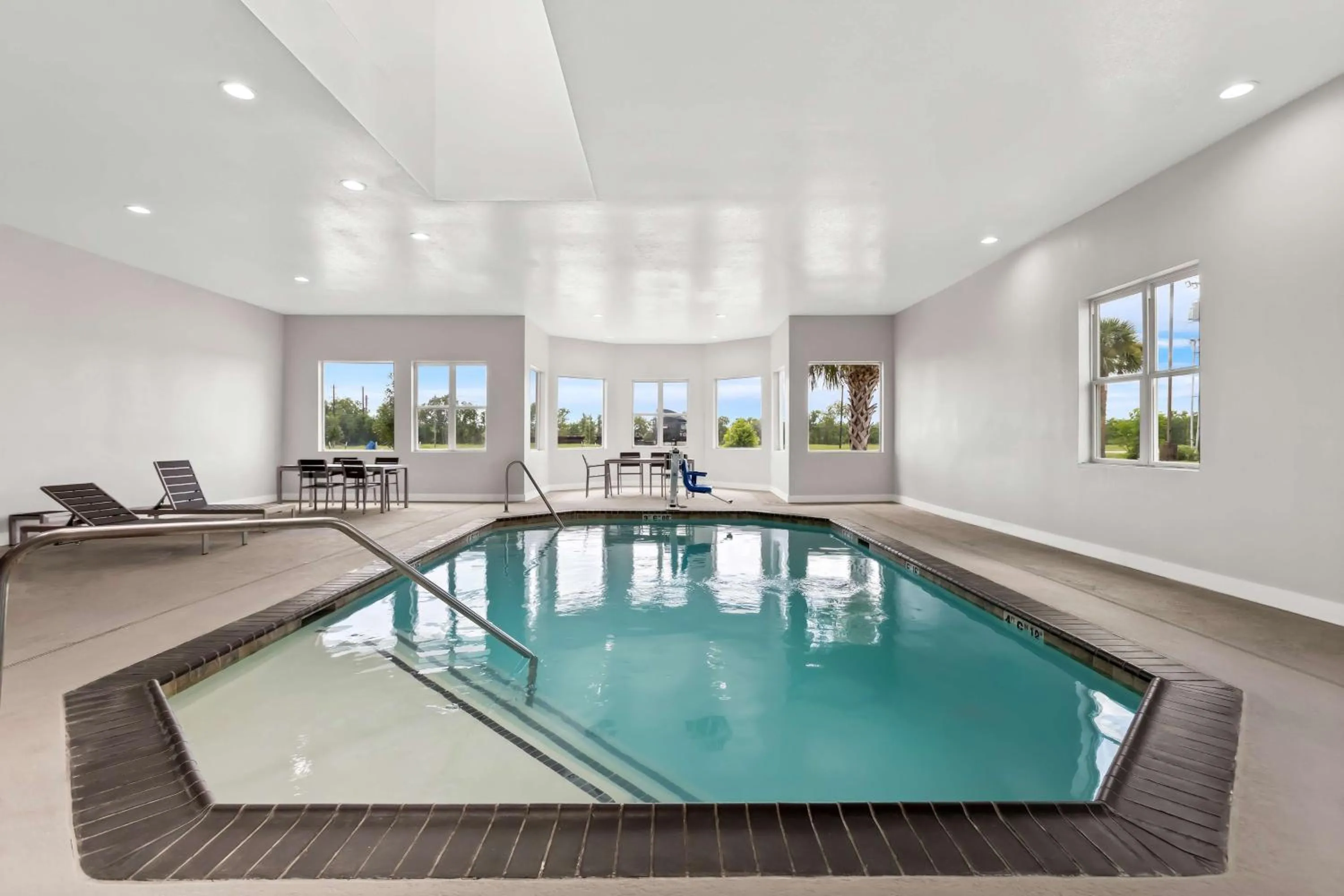 Pool view in Sonesta Essential La Porte