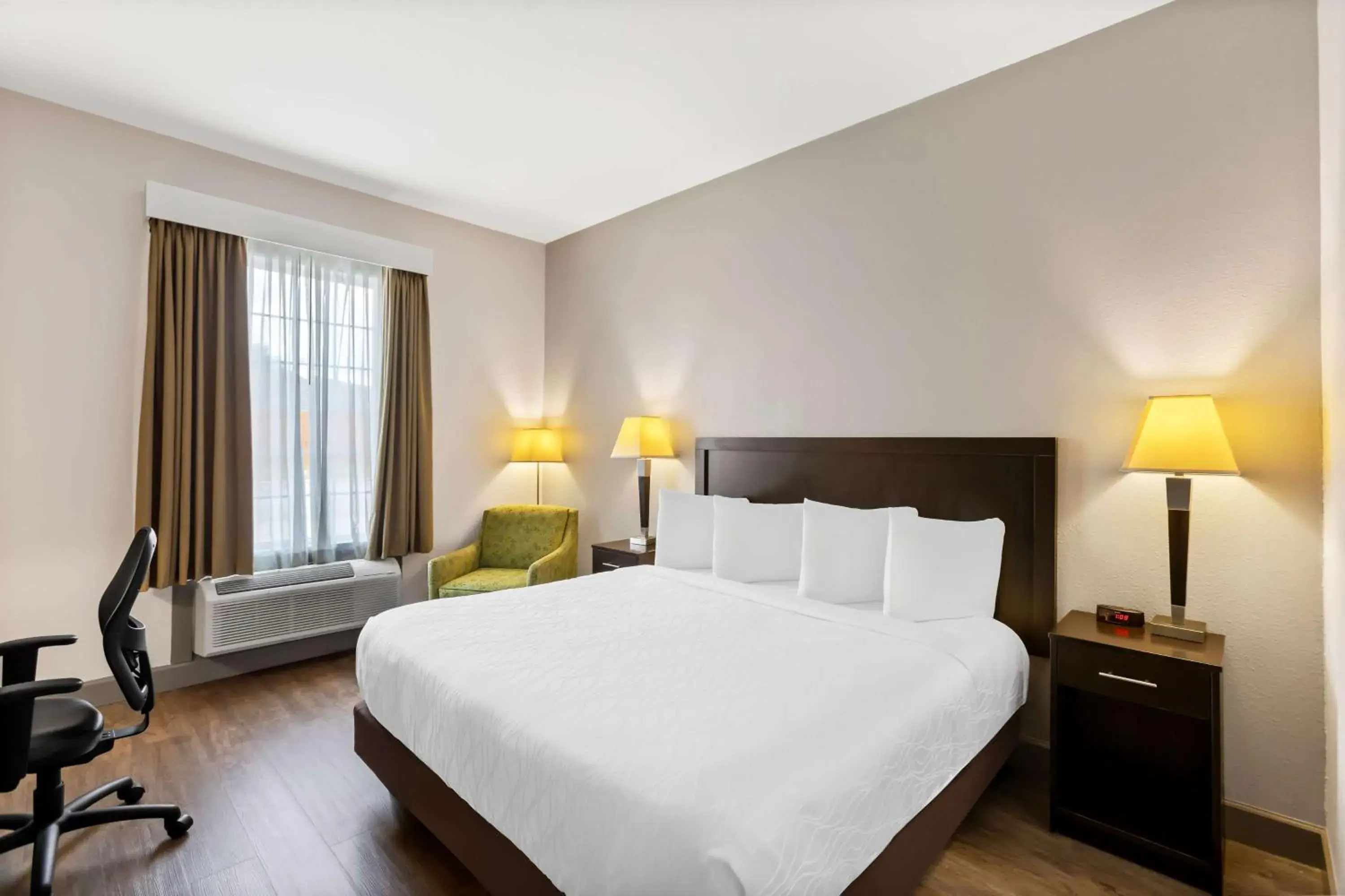 King Suite in Sonesta Essential La Porte King Suite in Sonesta Essential La Porte