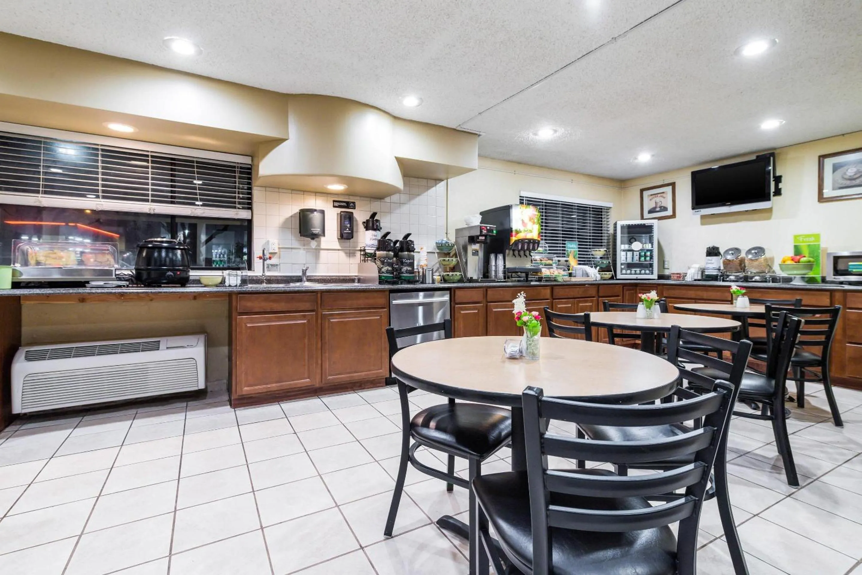 Breakfast in Quality Inn & Suites Lacey Olympia