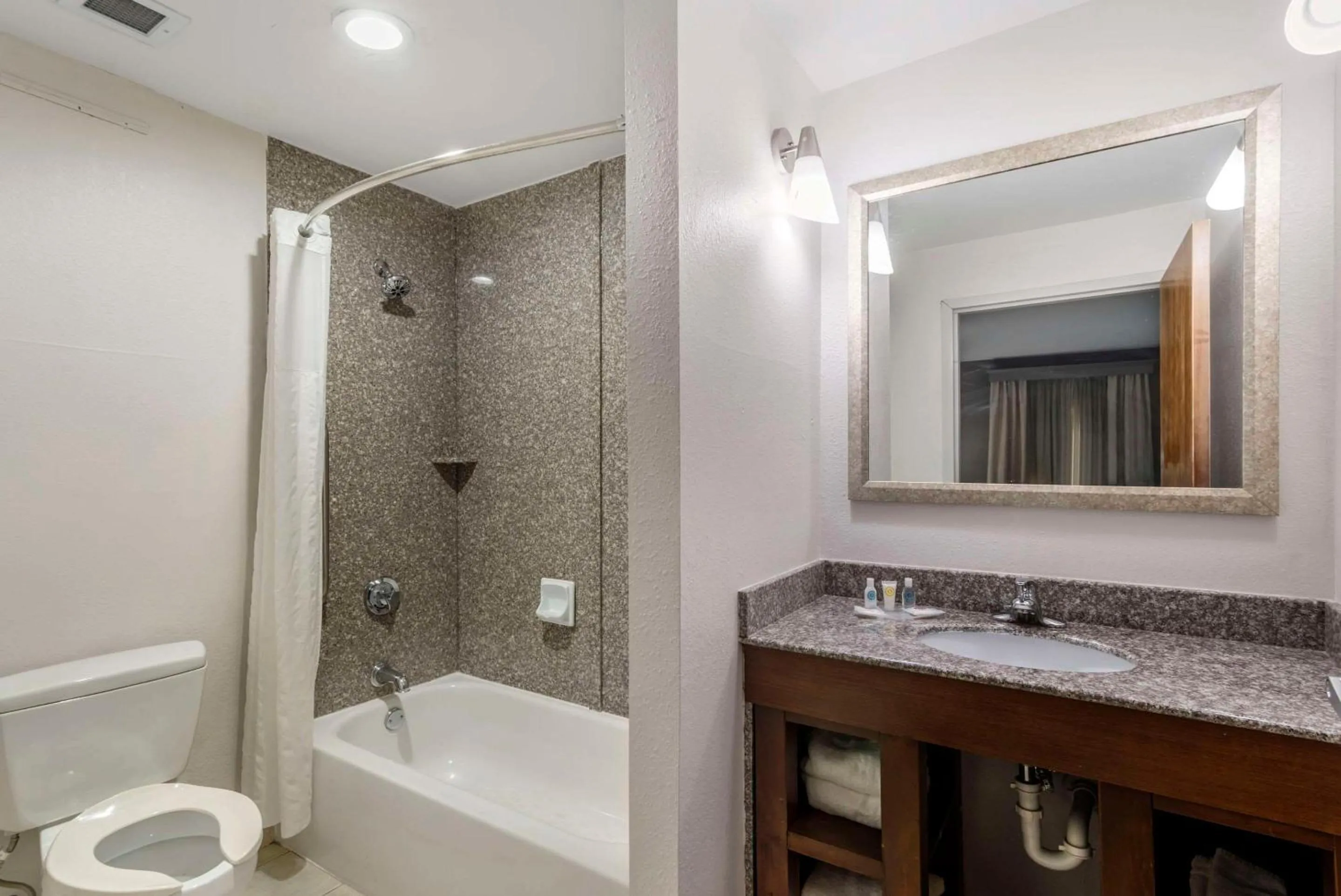 Bedroom in Comfort Suites Macon Northwest