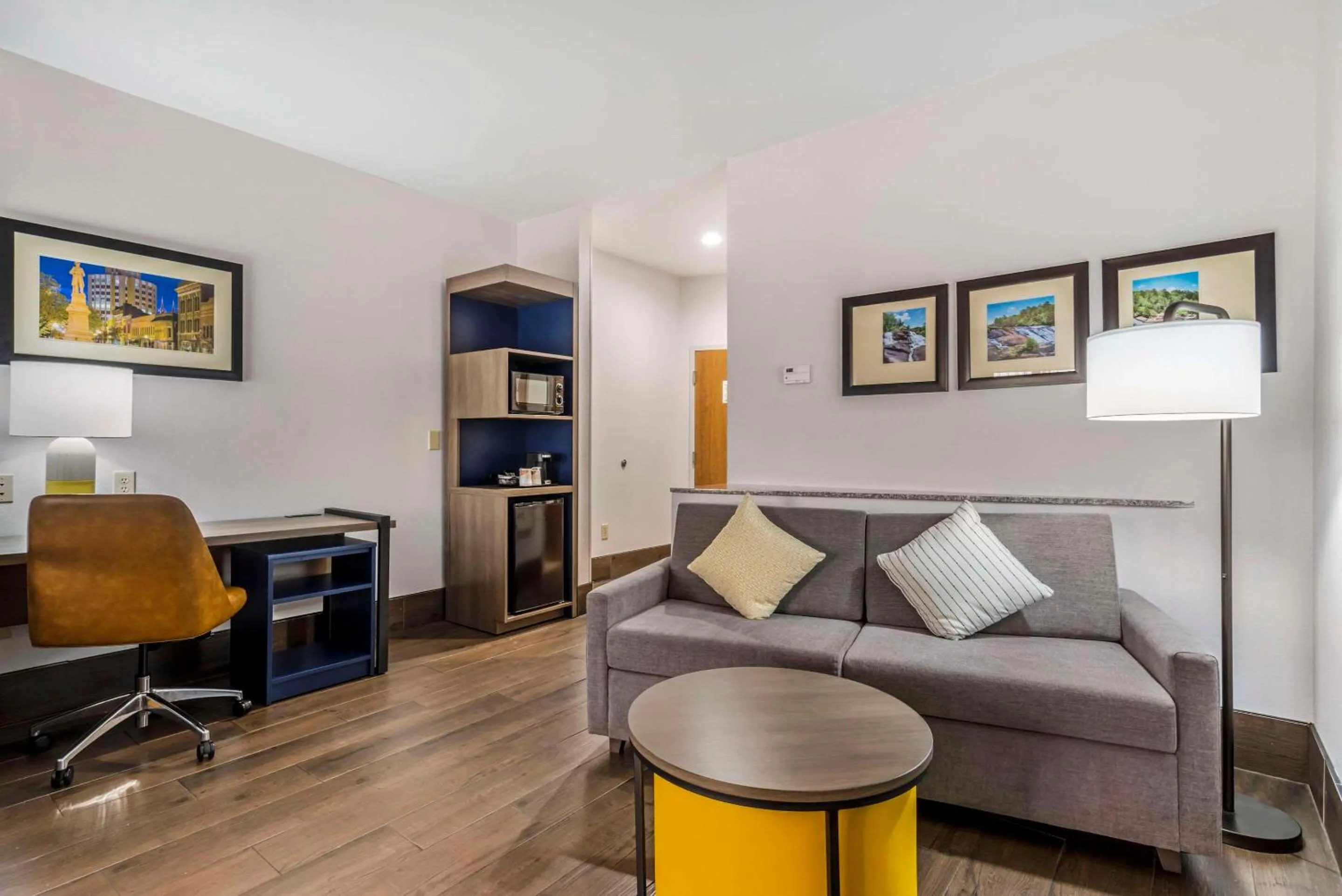 Bedroom in Comfort Suites Macon Northwest