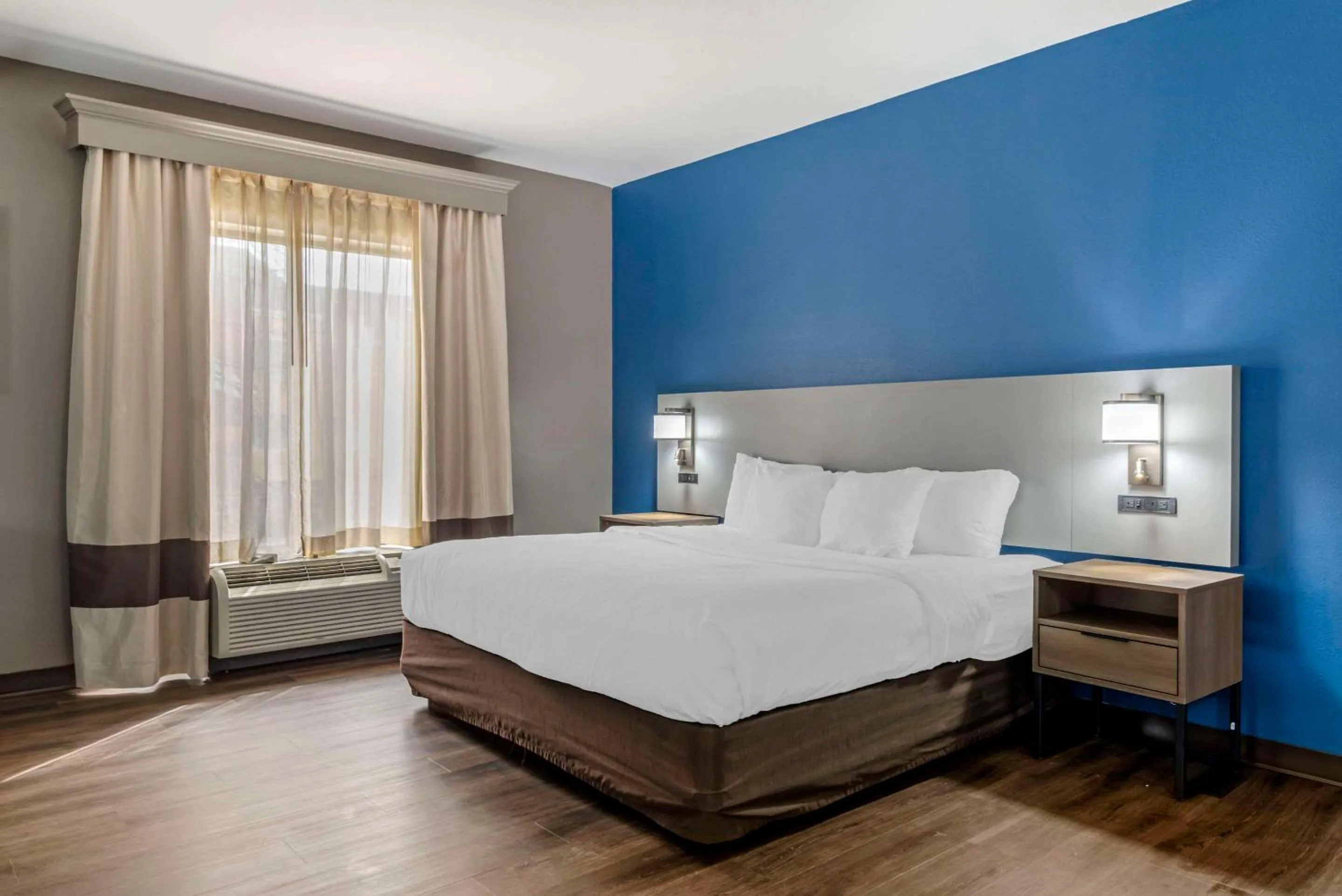 Bedroom, Bed in Comfort Suites Macon Northwest