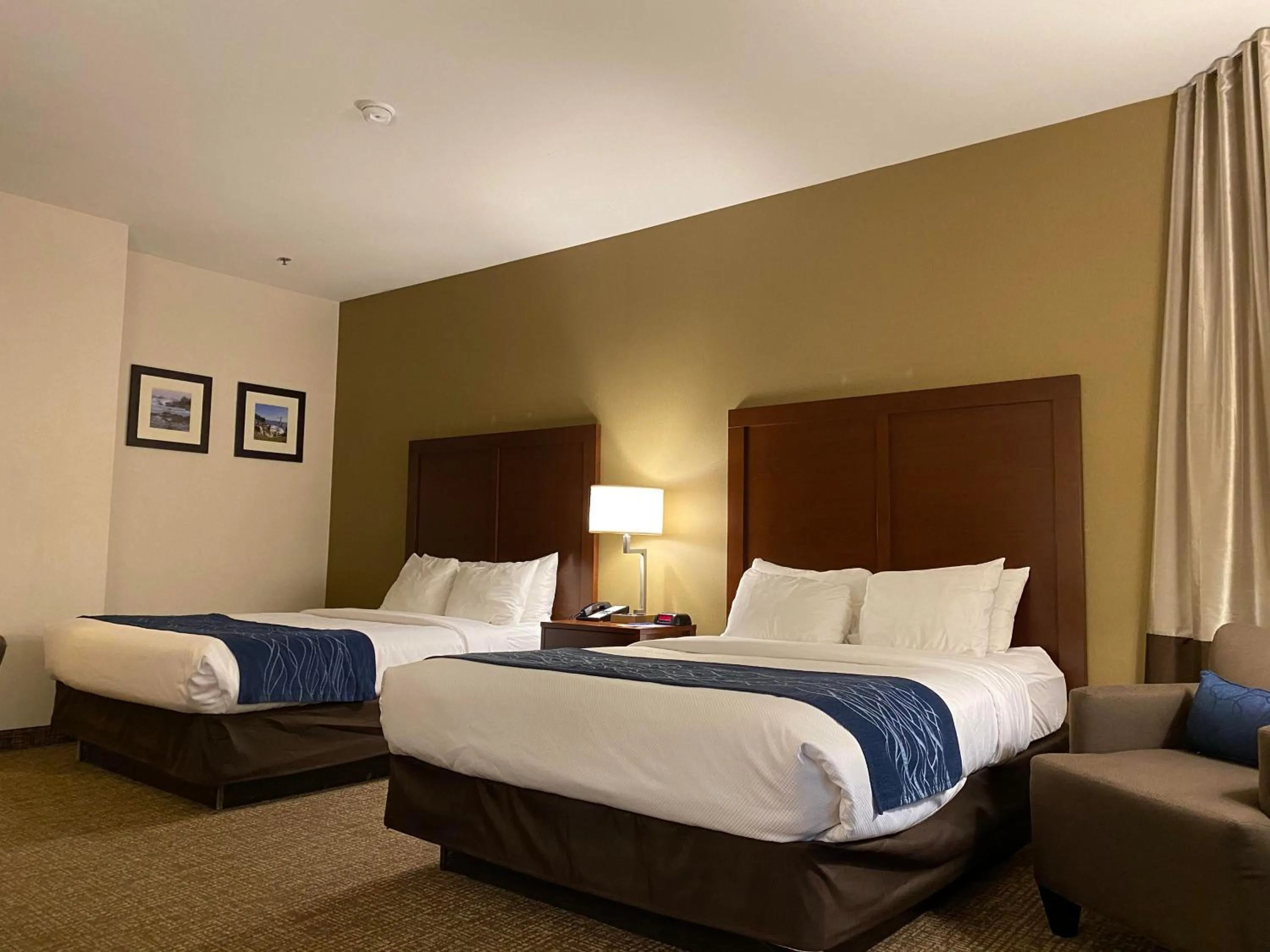 Bed in Comfort Inn Marina on the Monterey Bay