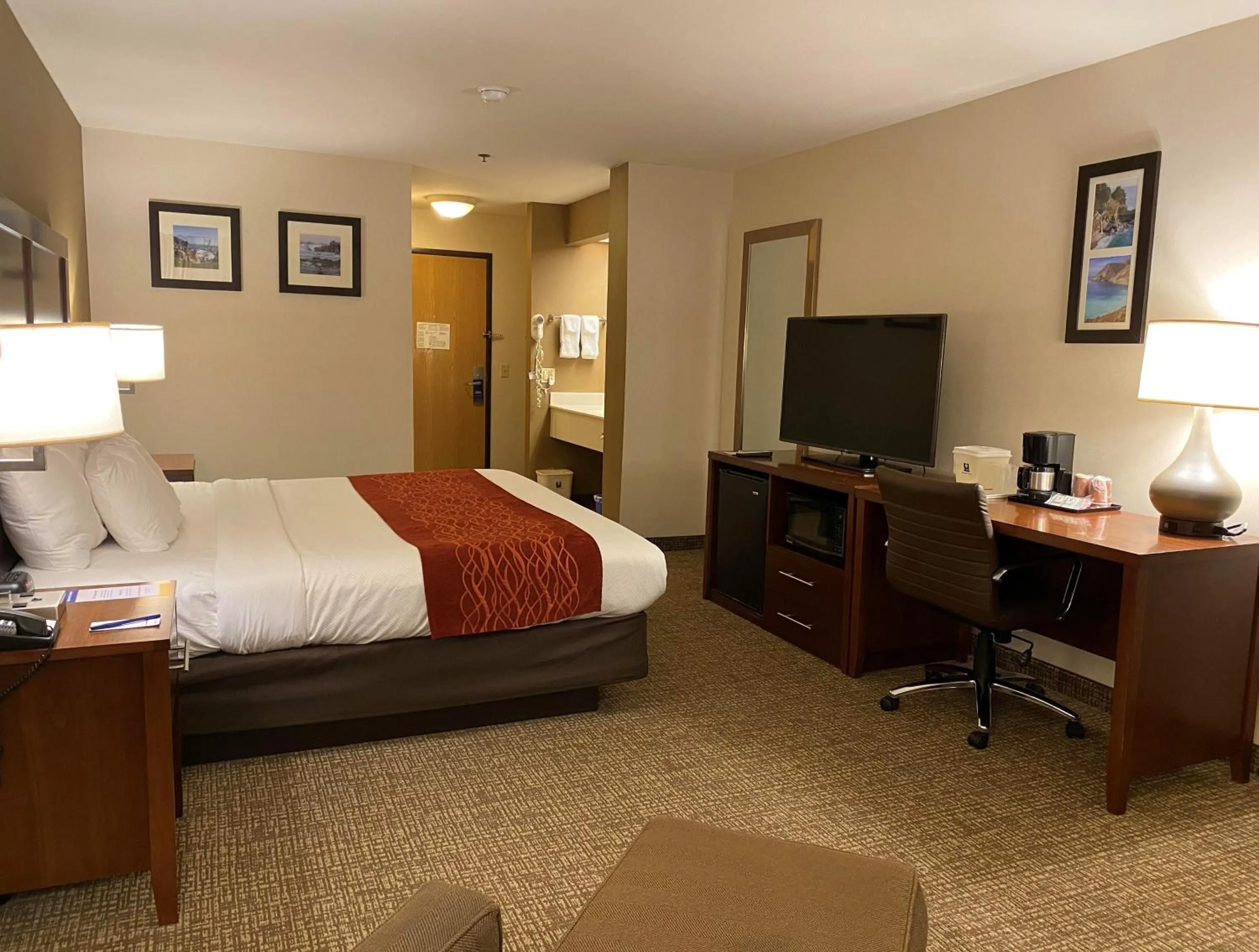 TV and multimedia, Bed in Comfort Inn Marina on the Monterey Bay