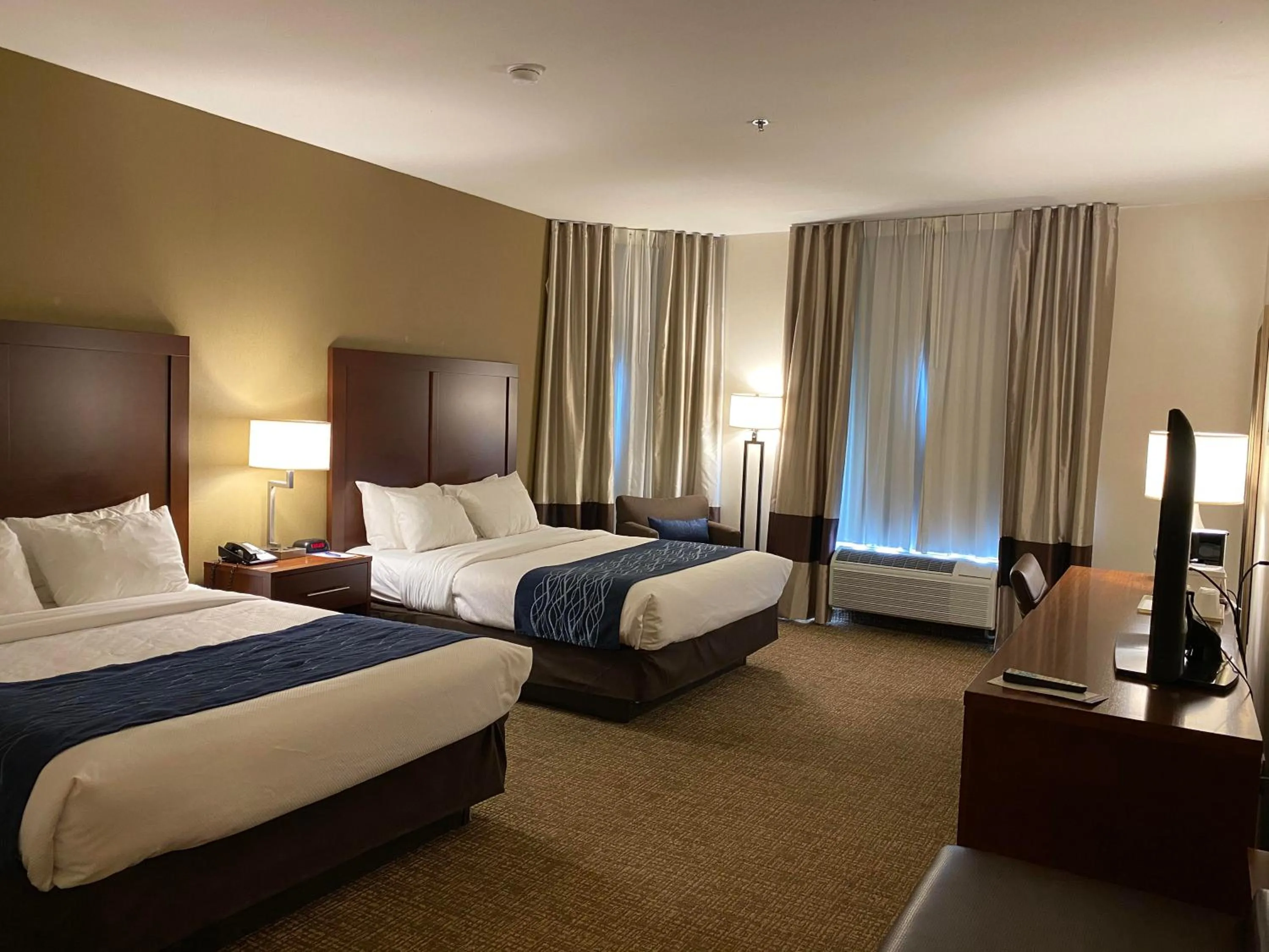 Bed in Comfort Inn Marina on the Monterey Bay