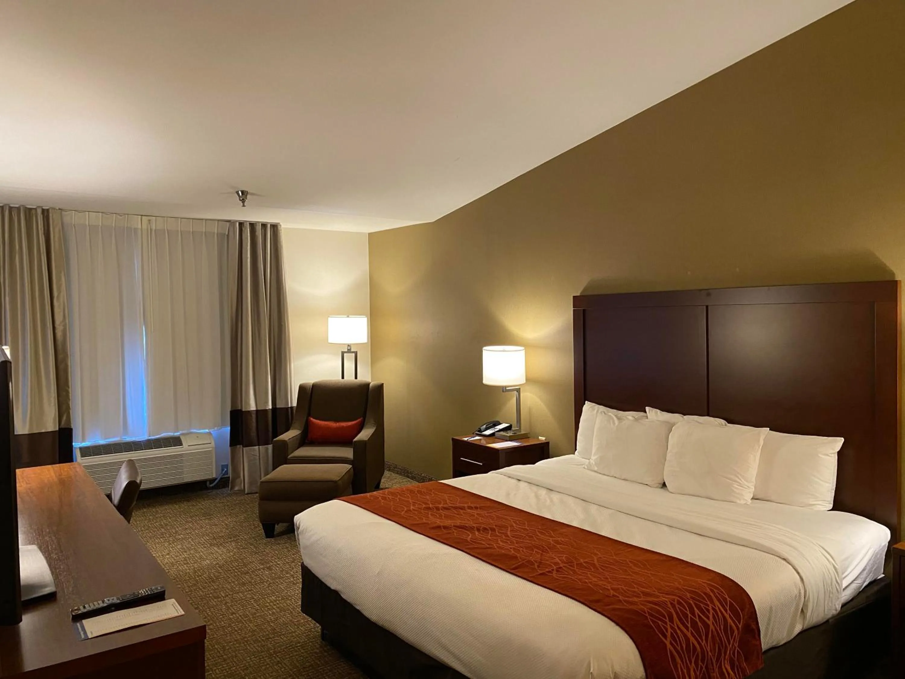 Bed in Comfort Inn Marina on the Monterey Bay