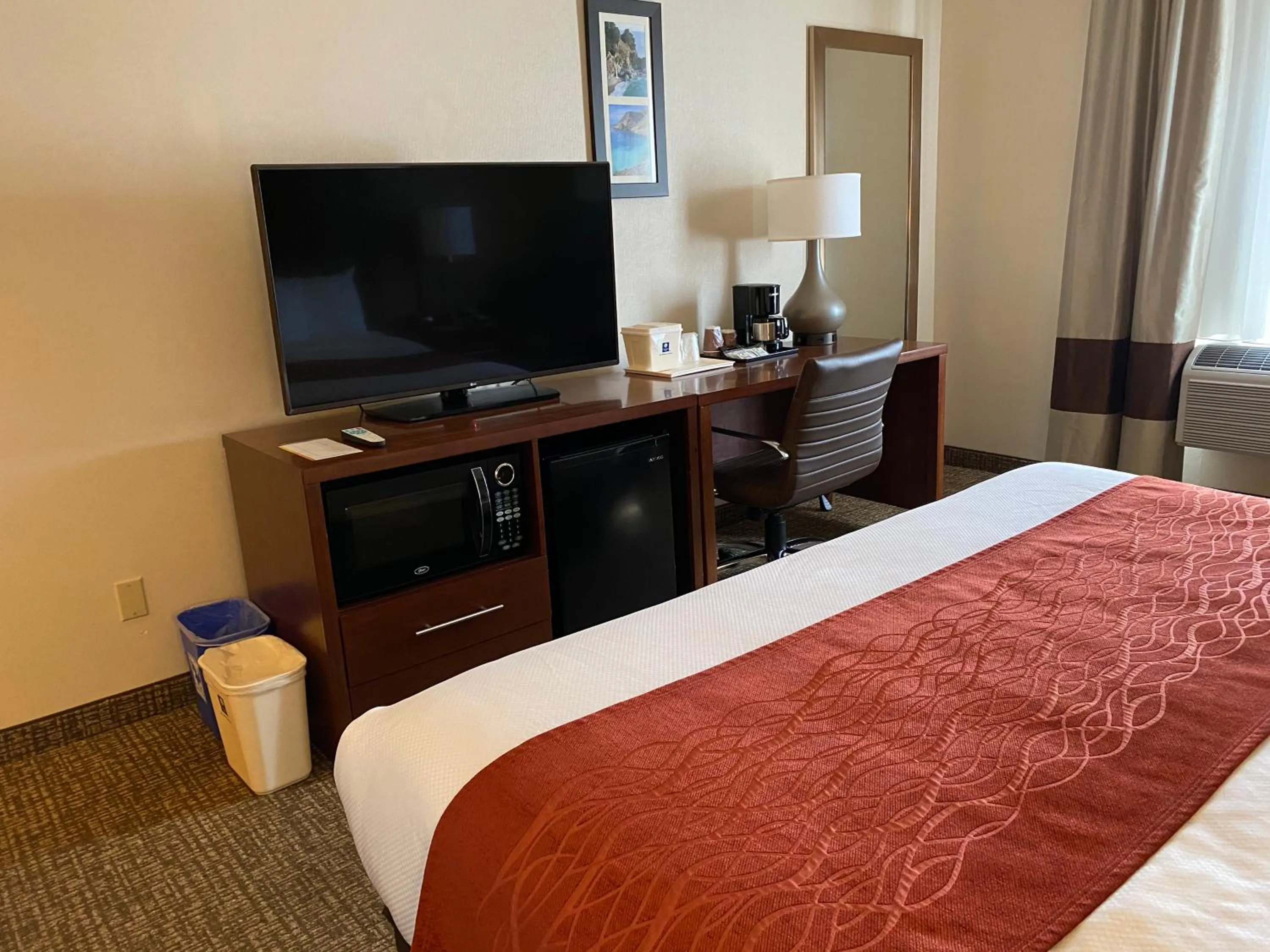 TV and multimedia, Bed in Comfort Inn Marina on the Monterey Bay