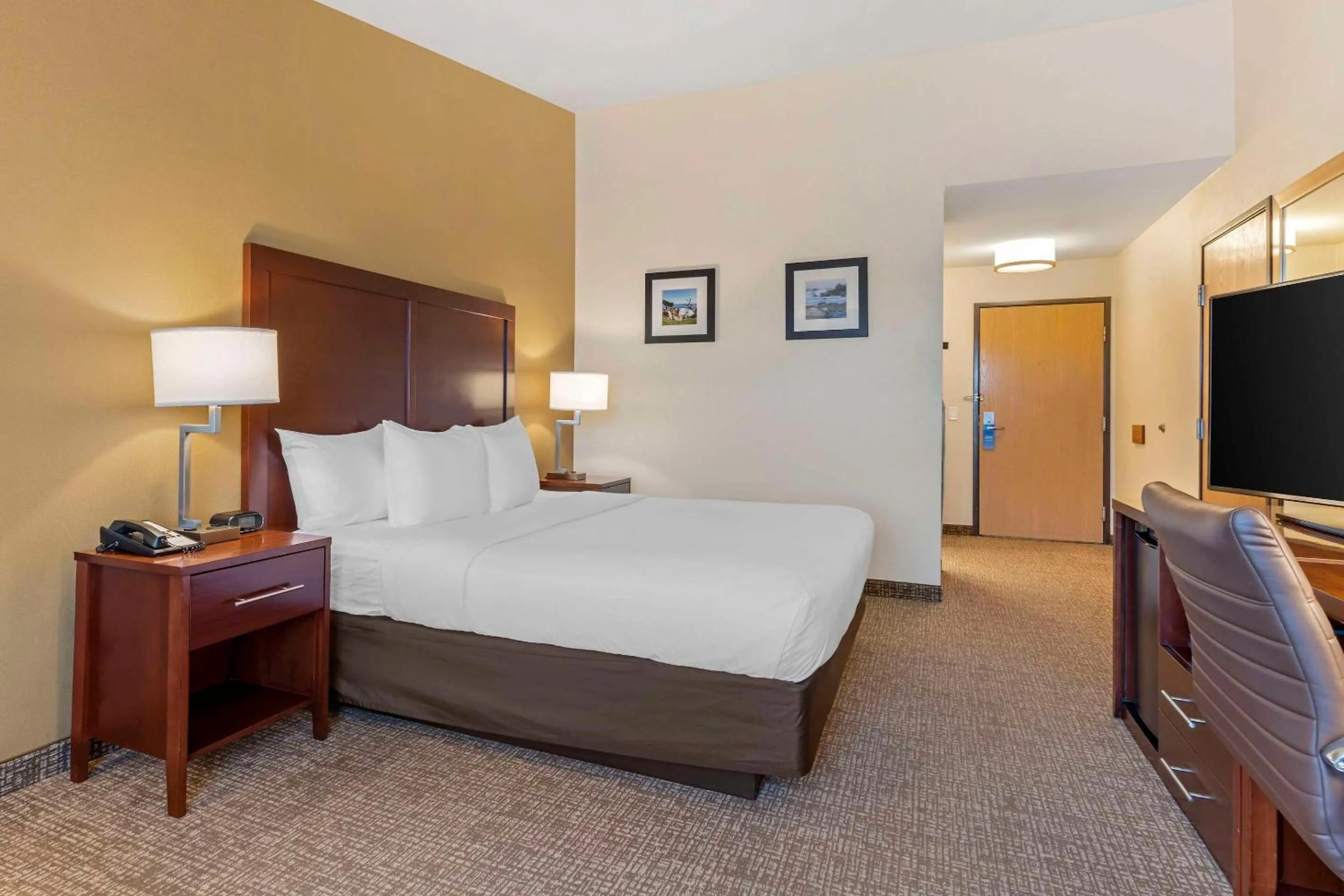 Bedroom, Bed in Comfort Inn Marina on the Monterey Bay