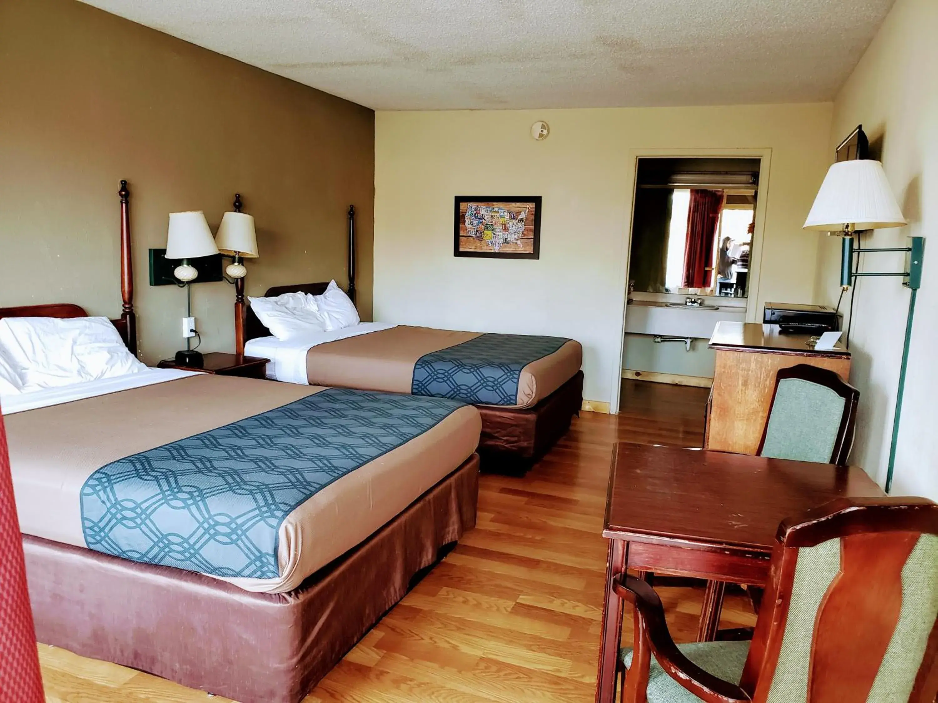 Queen Room with Two Queen Beds - Smoking in Mountain Home Inn Queen Room with Two Queen Beds - Smoking in Mountain Home Inn