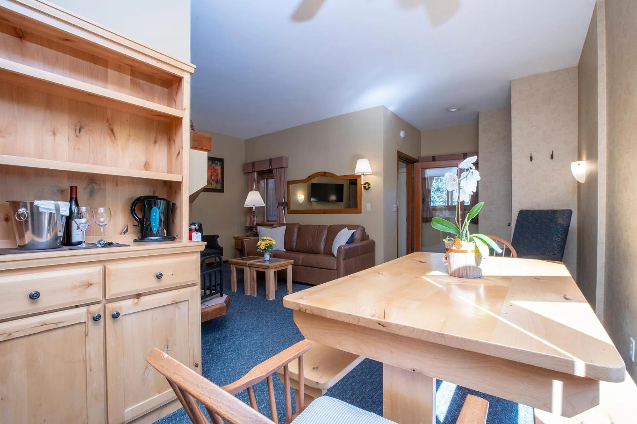 Dining area in Olympic Village Inn Olympic Valley