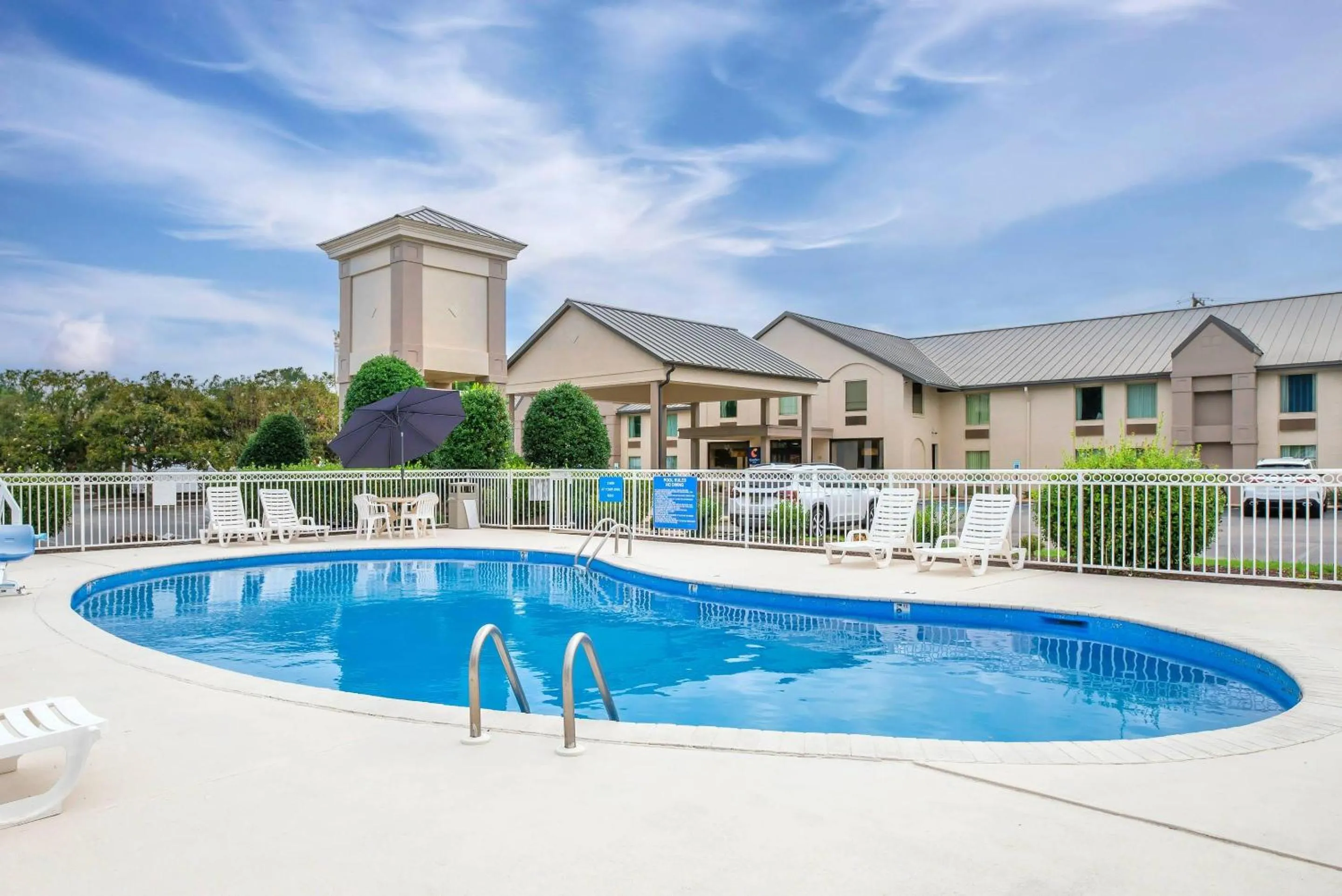 Swimming pool in Comfort Inn Petersburg Fort Lee Area