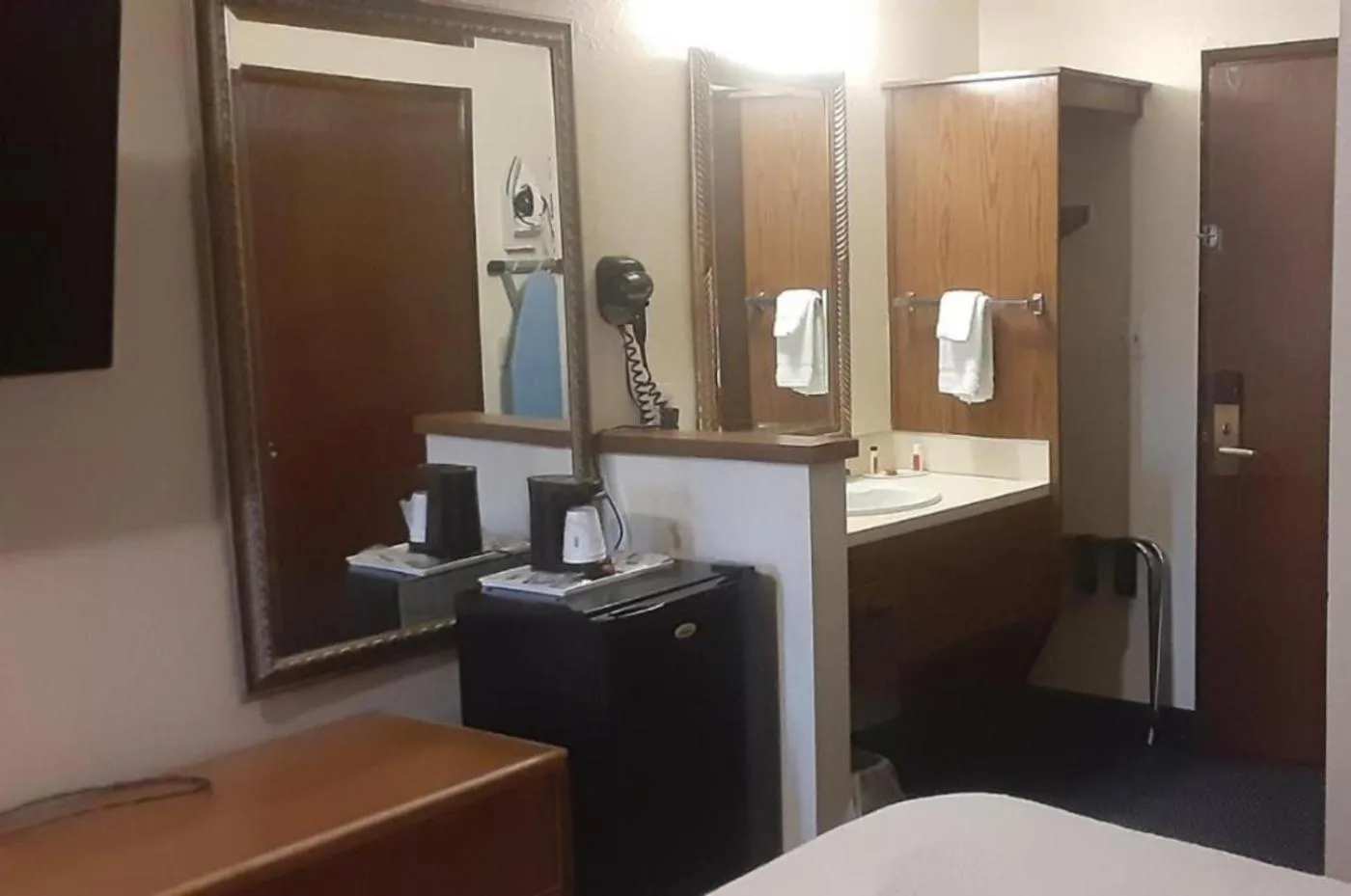 Coffee/tea facilities, Bed in Days Inn by Wyndham Pocatello University Area