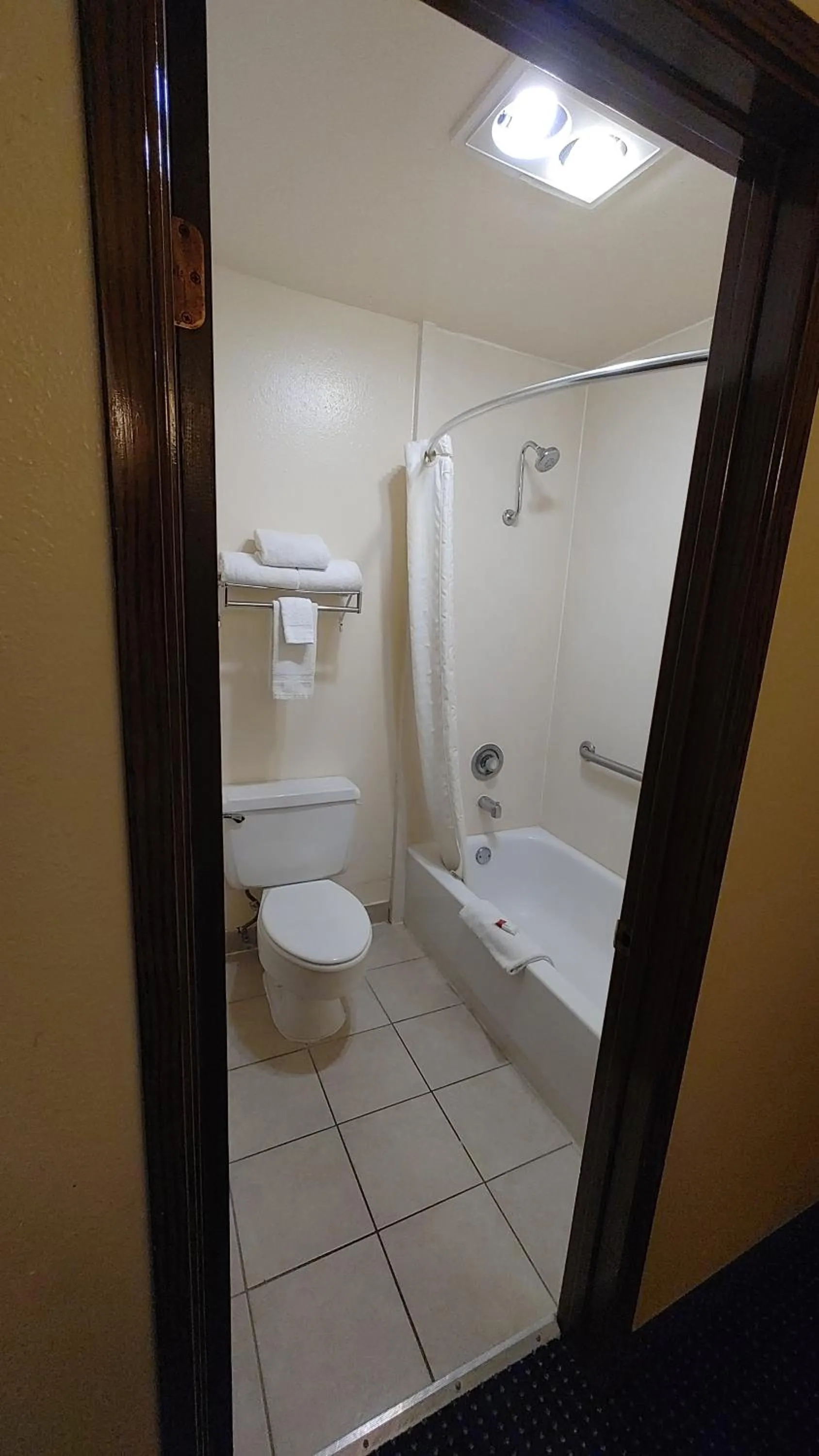Bath in Days Inn by Wyndham Pocatello University Area