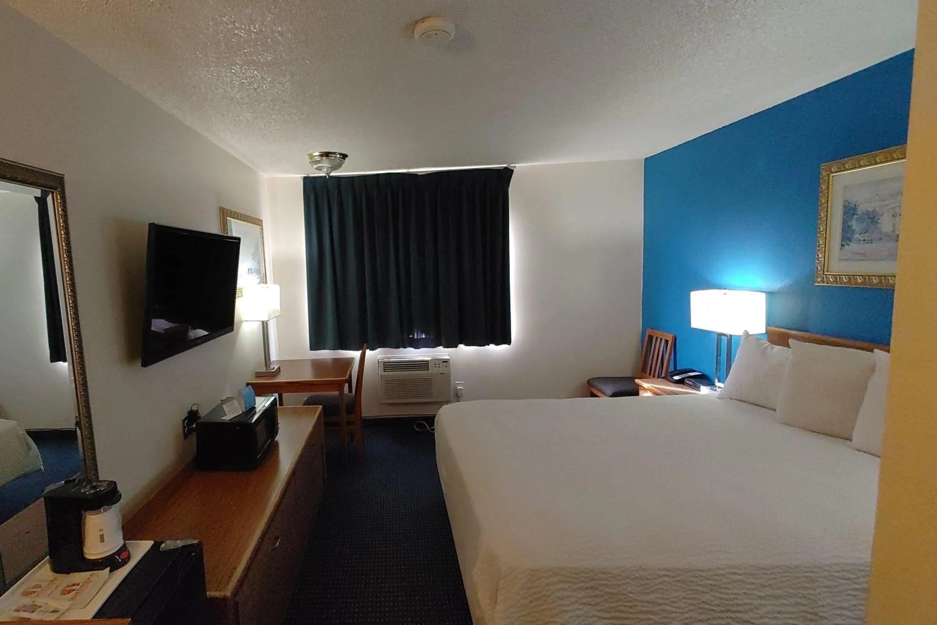 Photo of the whole room, Bed in Days Inn by Wyndham Pocatello University Area