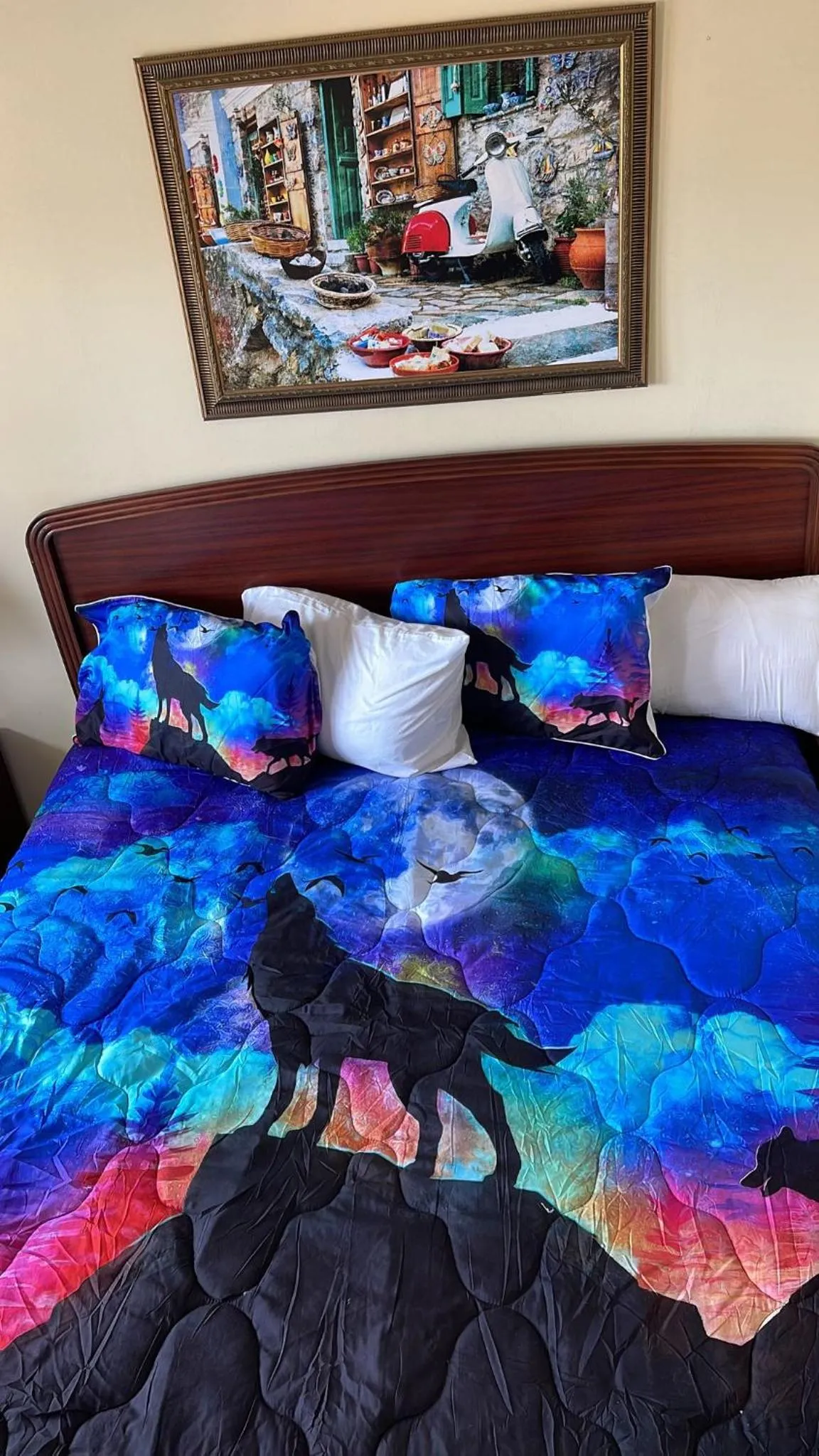 Bed in Wolf Inn Hotel