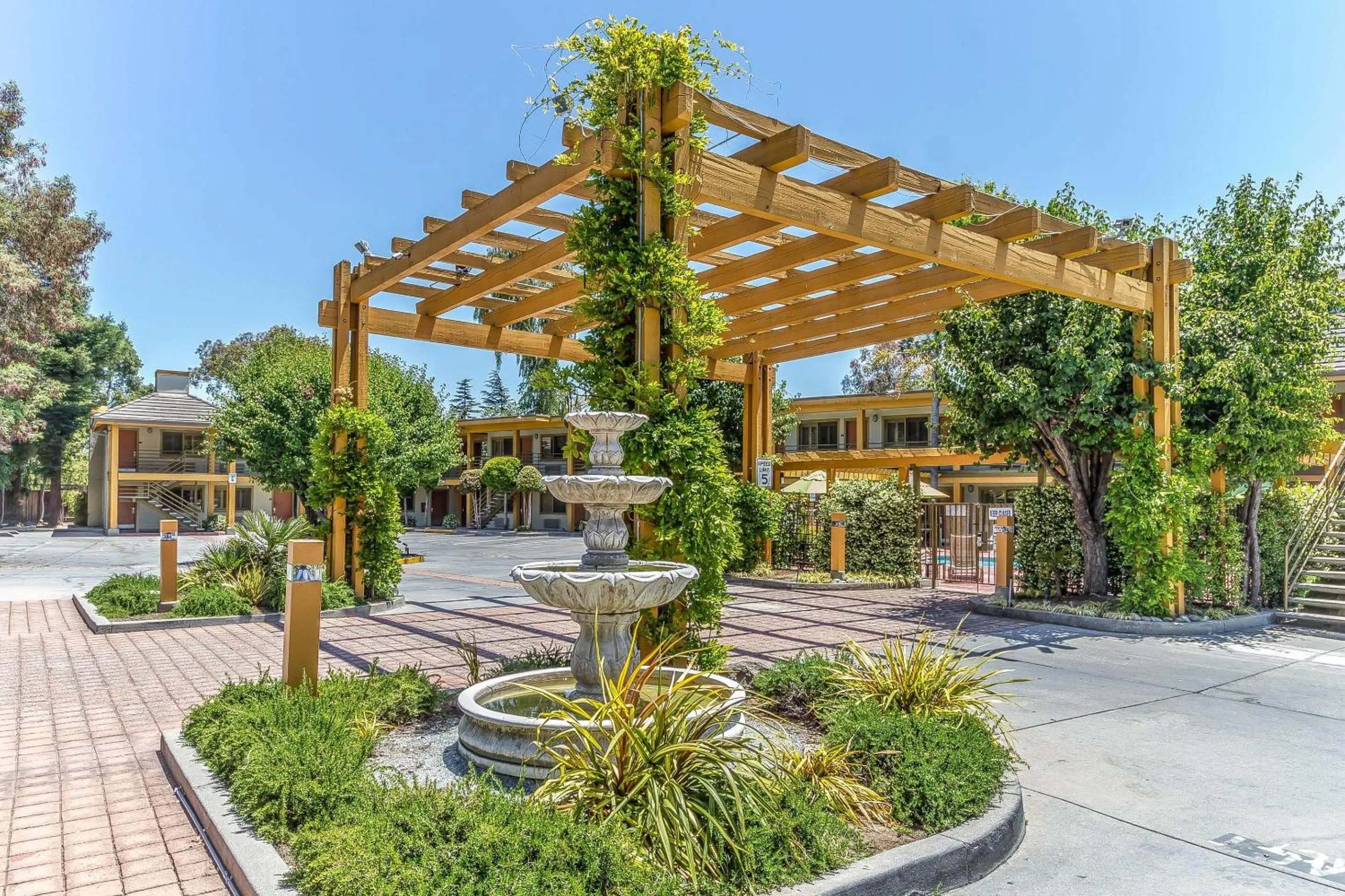Swimming pool in Comfort Inn Santa Cruz North