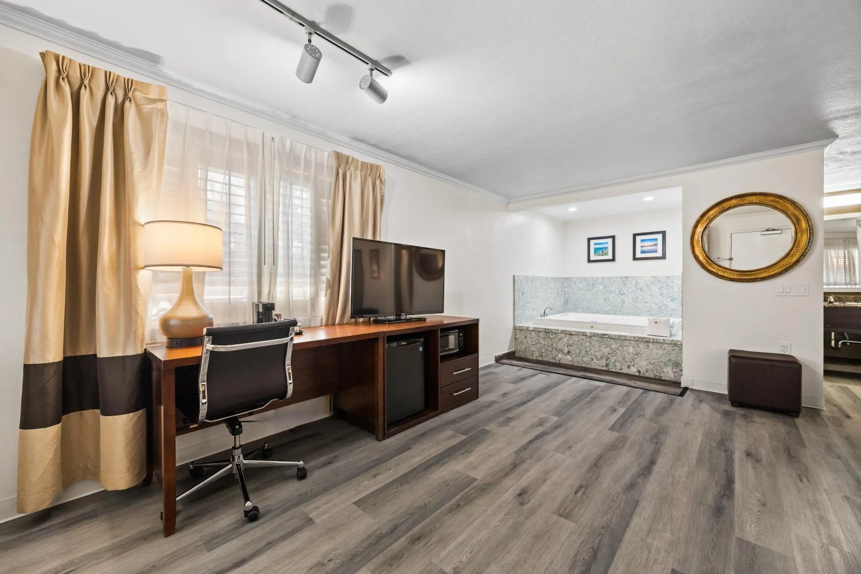 Hot Tub, Bed in Comfort Inn Santa Cruz North