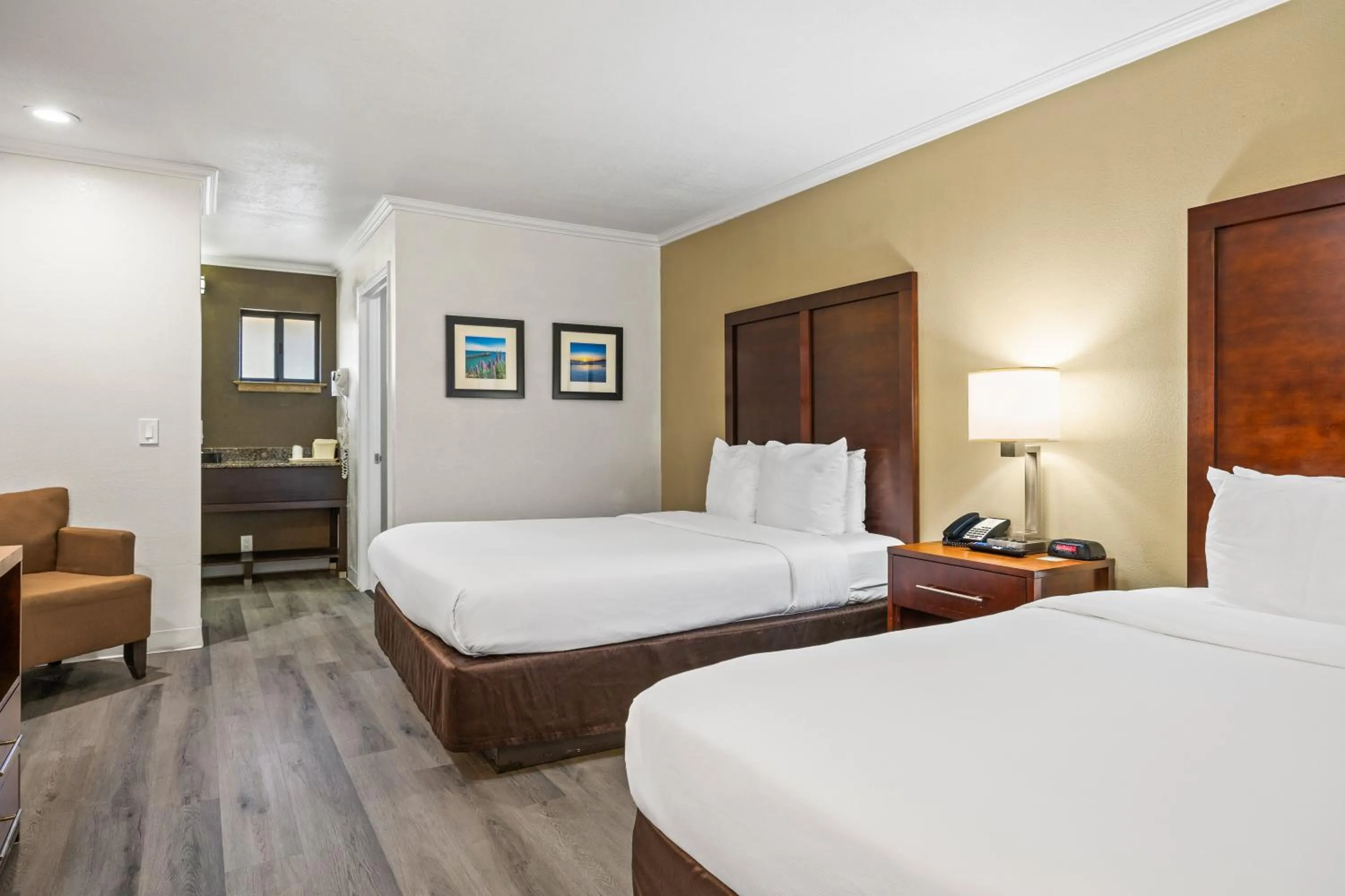 Photo of the whole room, Bed in Comfort Inn Santa Cruz North