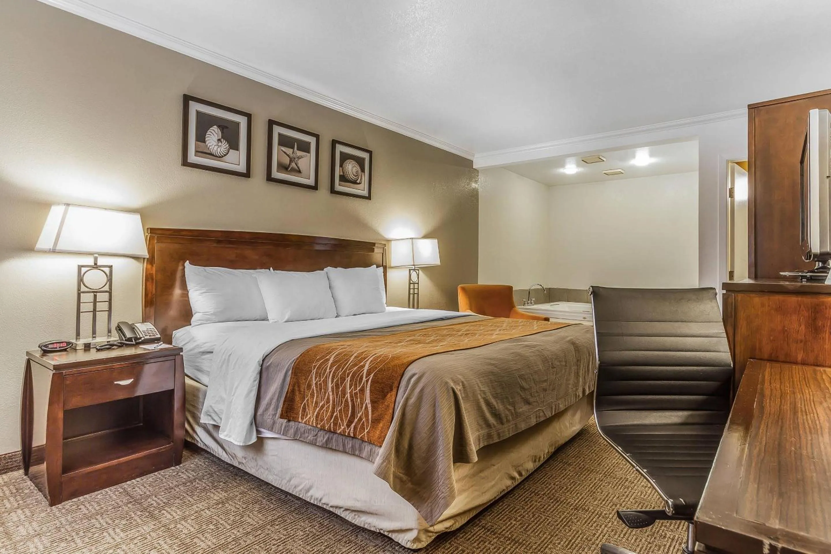 Bedroom, Bed in Comfort Inn Santa Cruz North