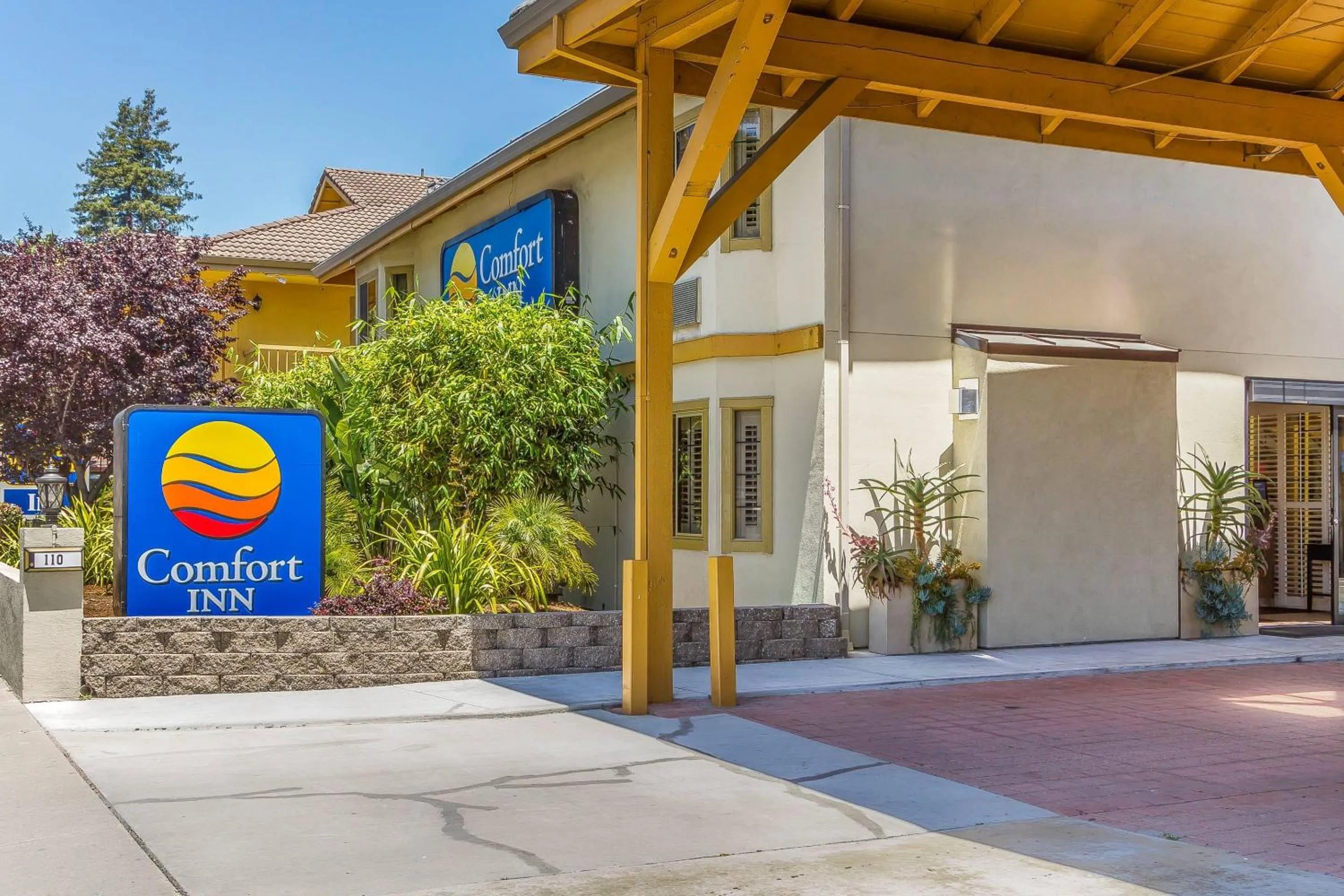 Property building in Comfort Inn Santa Cruz North