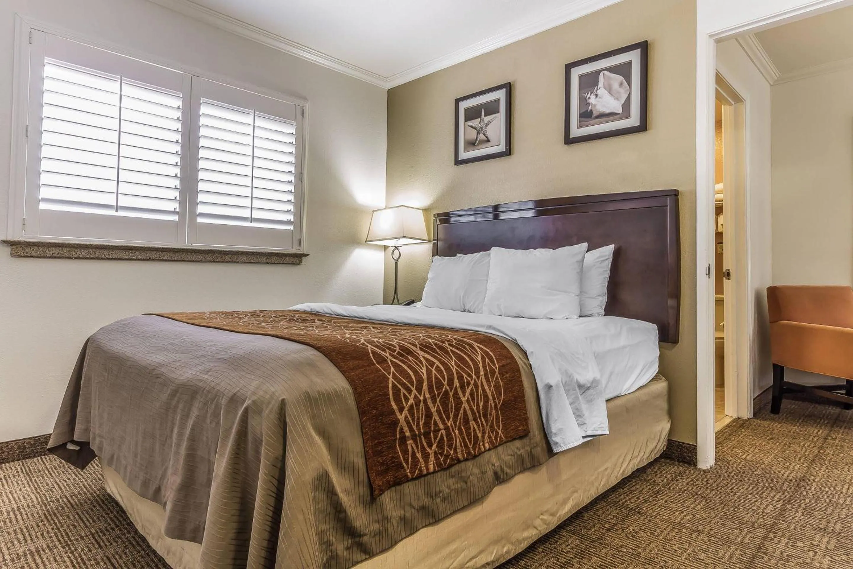 Bedroom, Bed in Comfort Inn Santa Cruz North