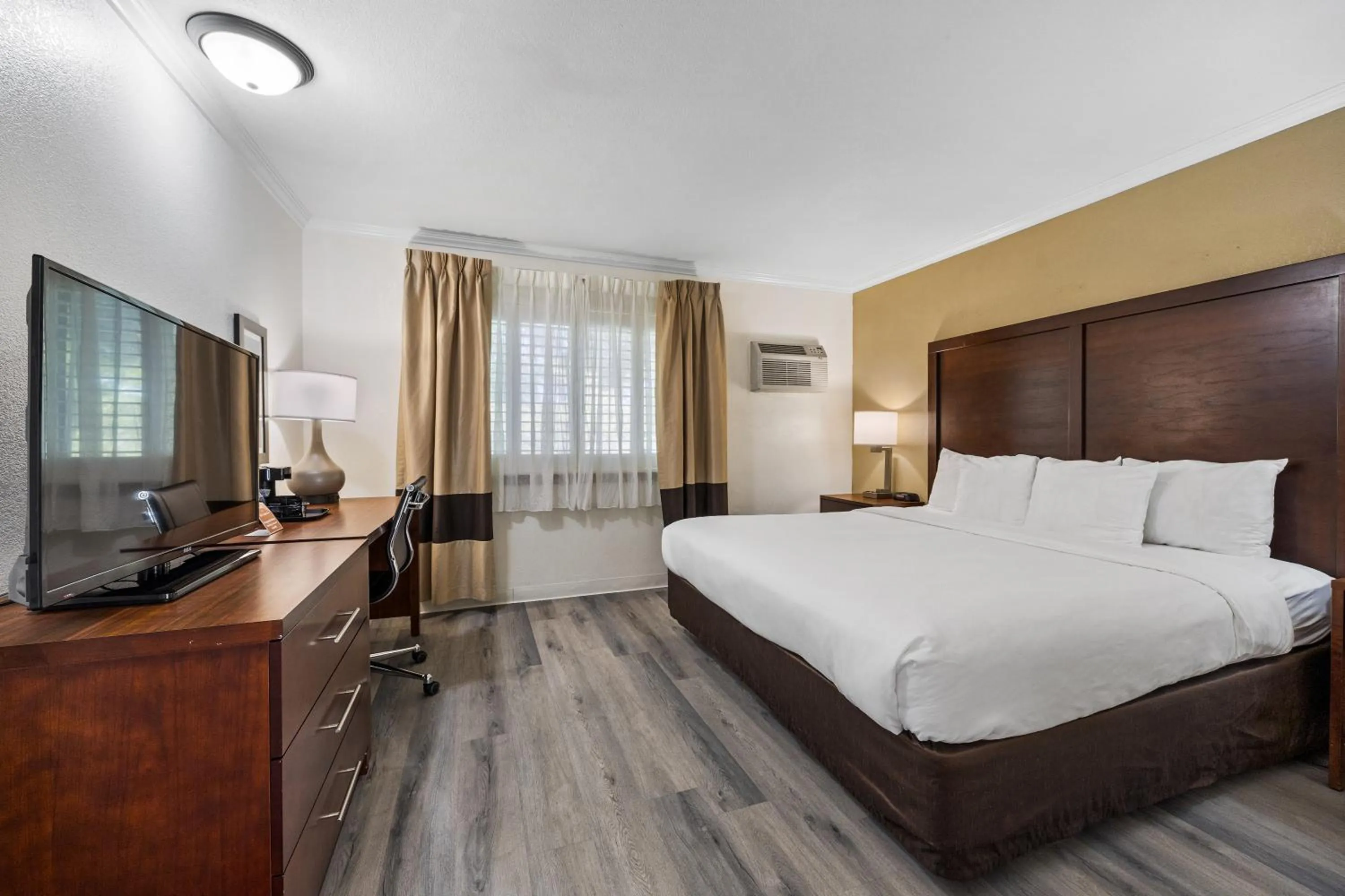 Photo of the whole room, Bed in Comfort Inn Santa Cruz North