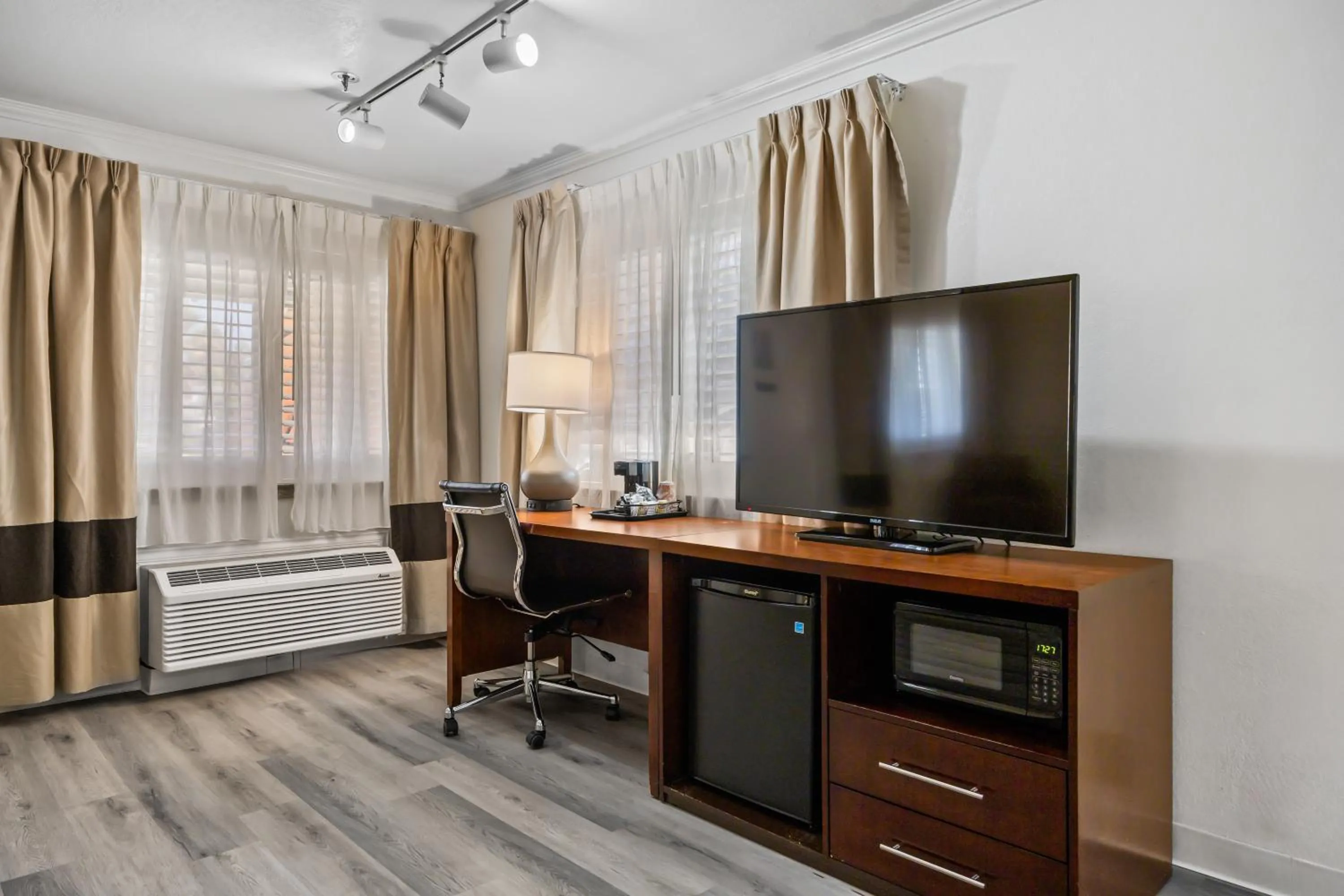 TV and multimedia in Comfort Inn Santa Cruz North