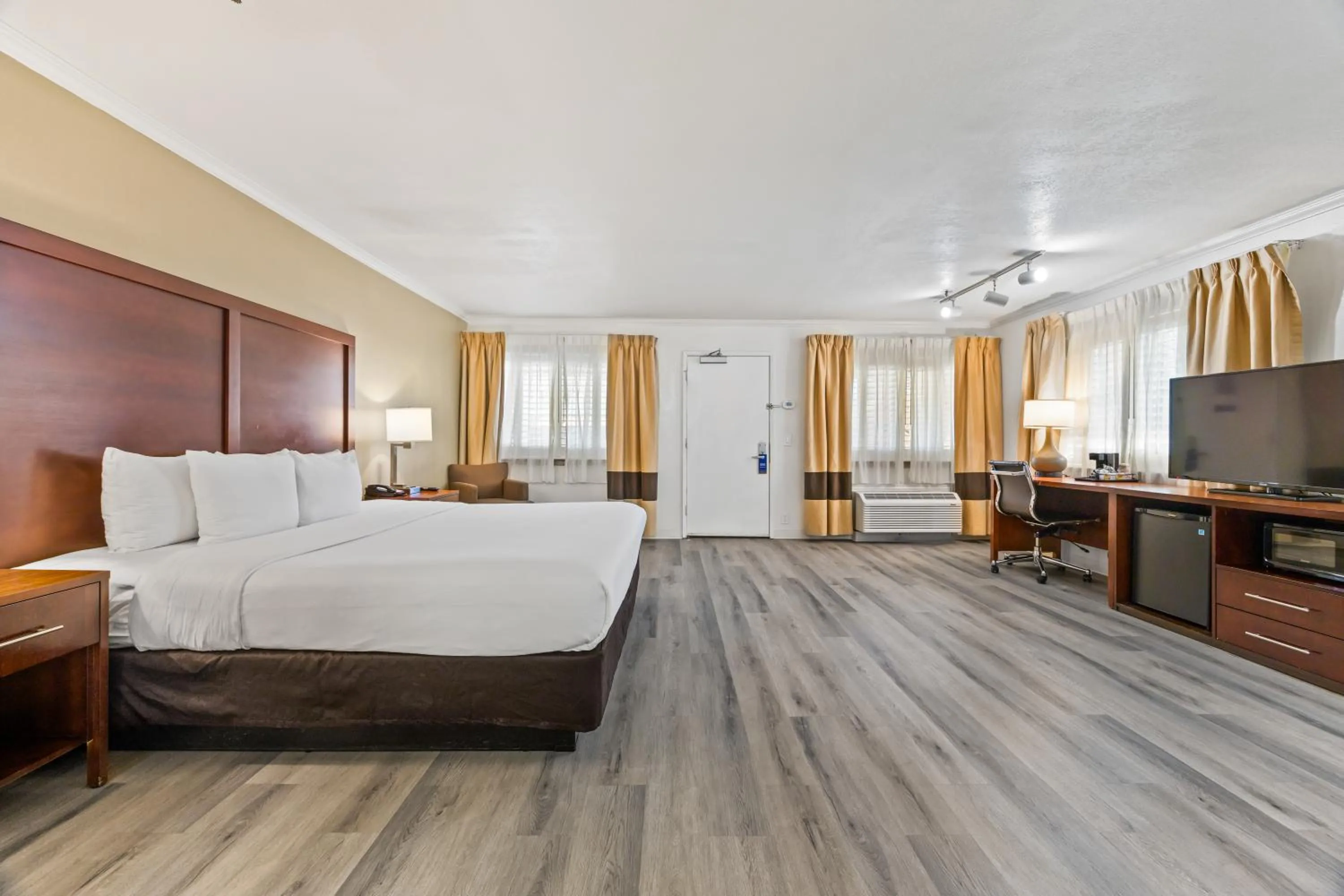 Photo of the whole room, Bed in Comfort Inn Santa Cruz North