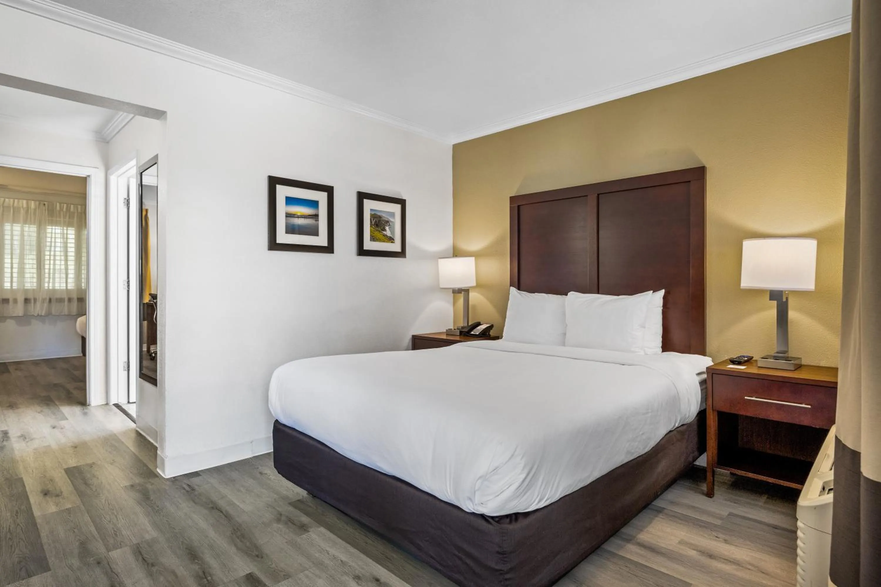 Photo of the whole room, Bed in Comfort Inn Santa Cruz North