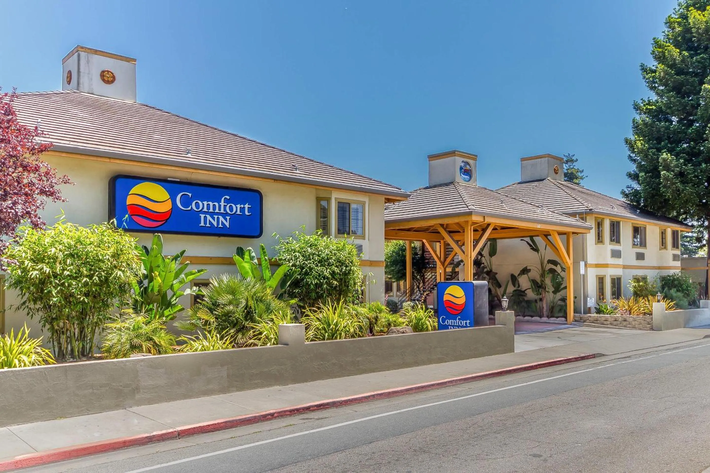 Property building in Comfort Inn Santa Cruz North