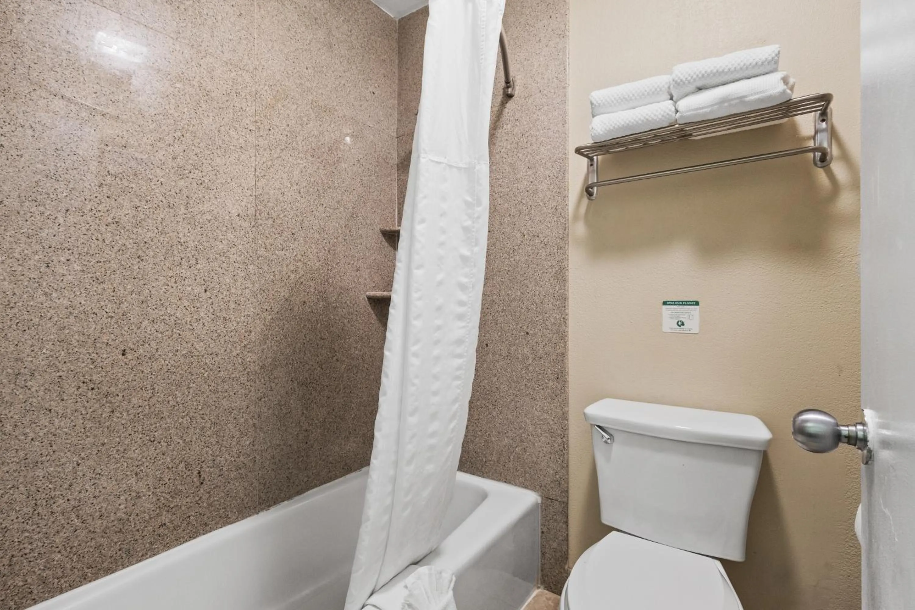 Shower in Comfort Inn Santa Cruz North