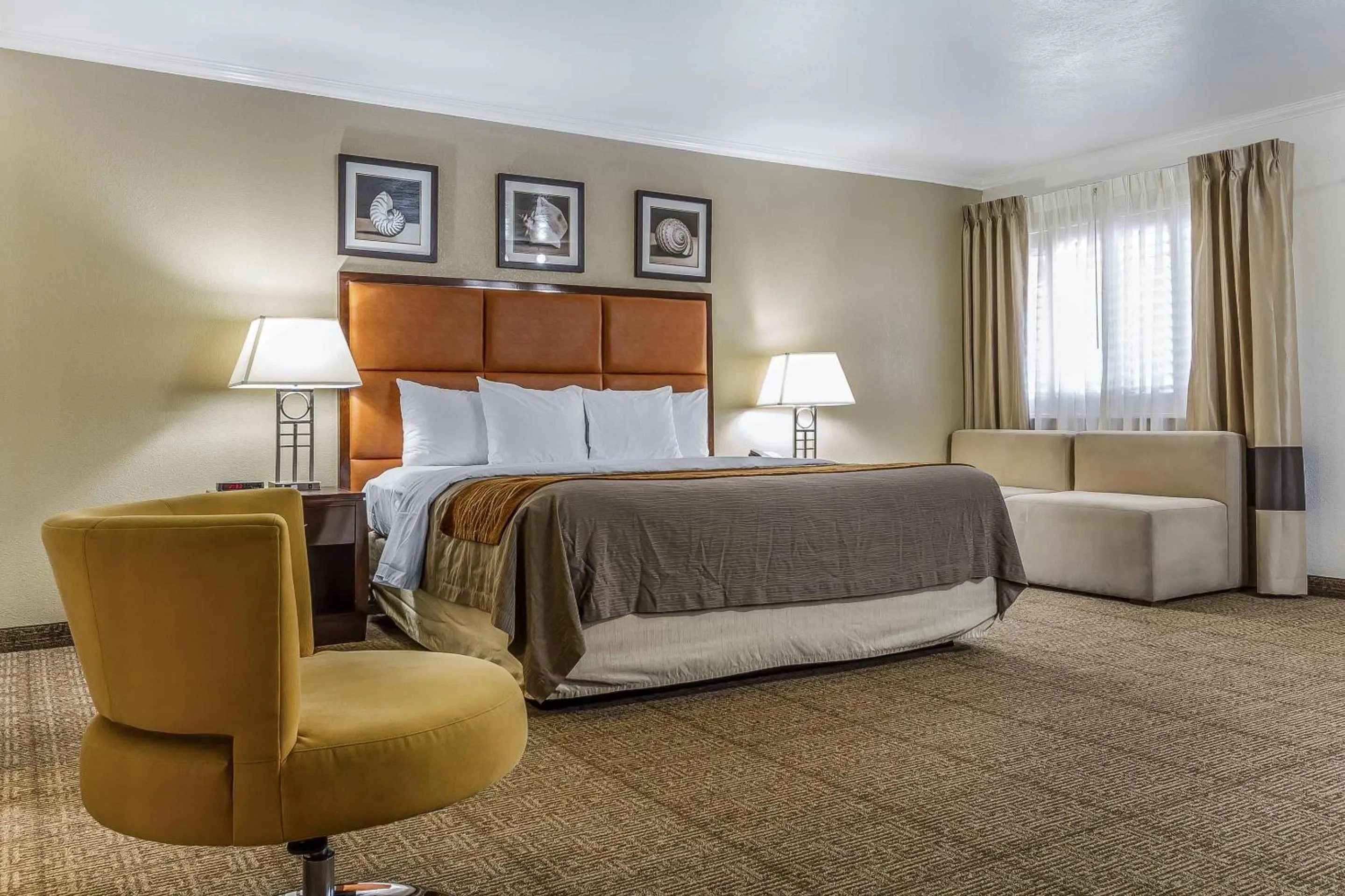 Bedroom, Bed in Comfort Inn Santa Cruz North