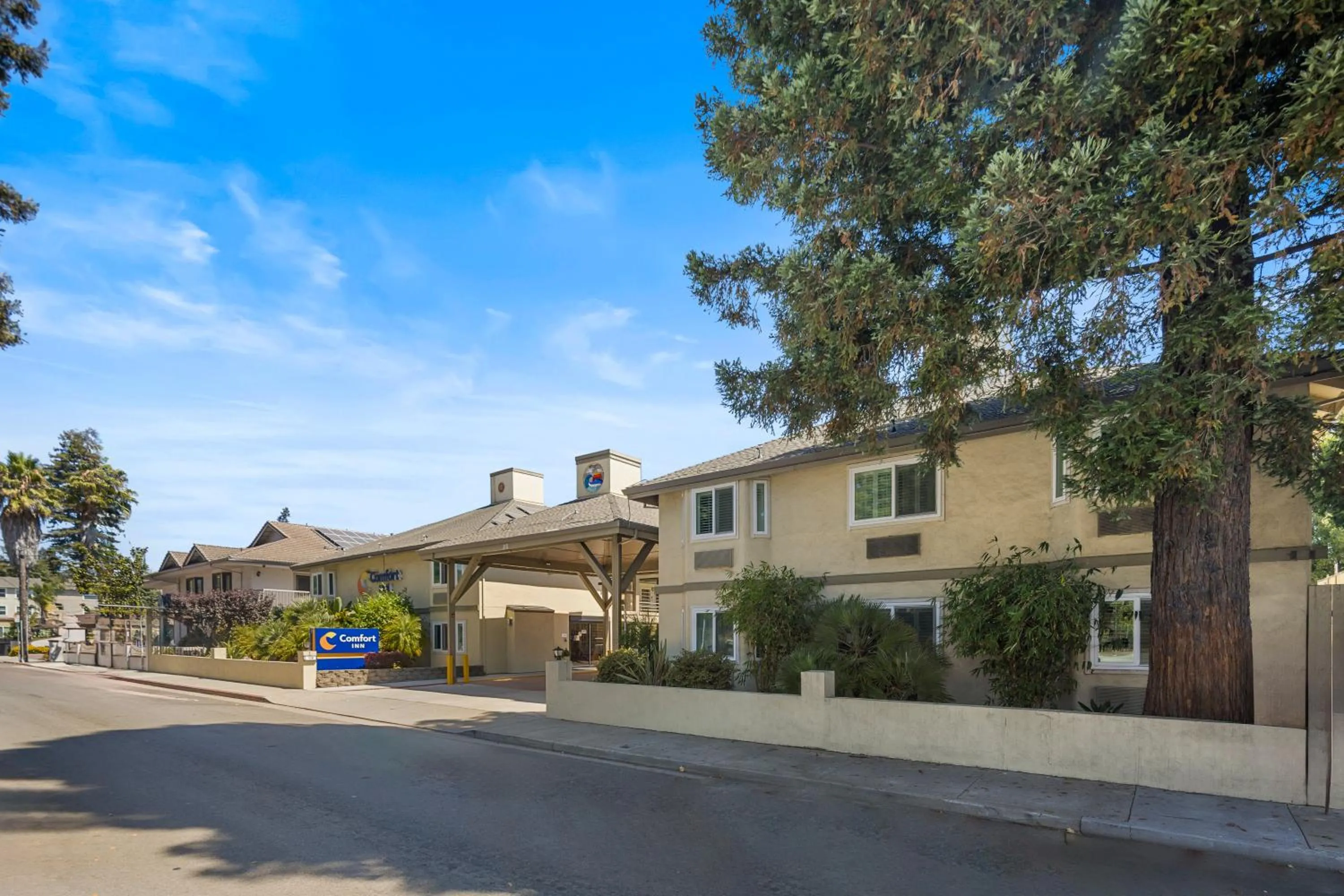 Property building in Comfort Inn Santa Cruz North