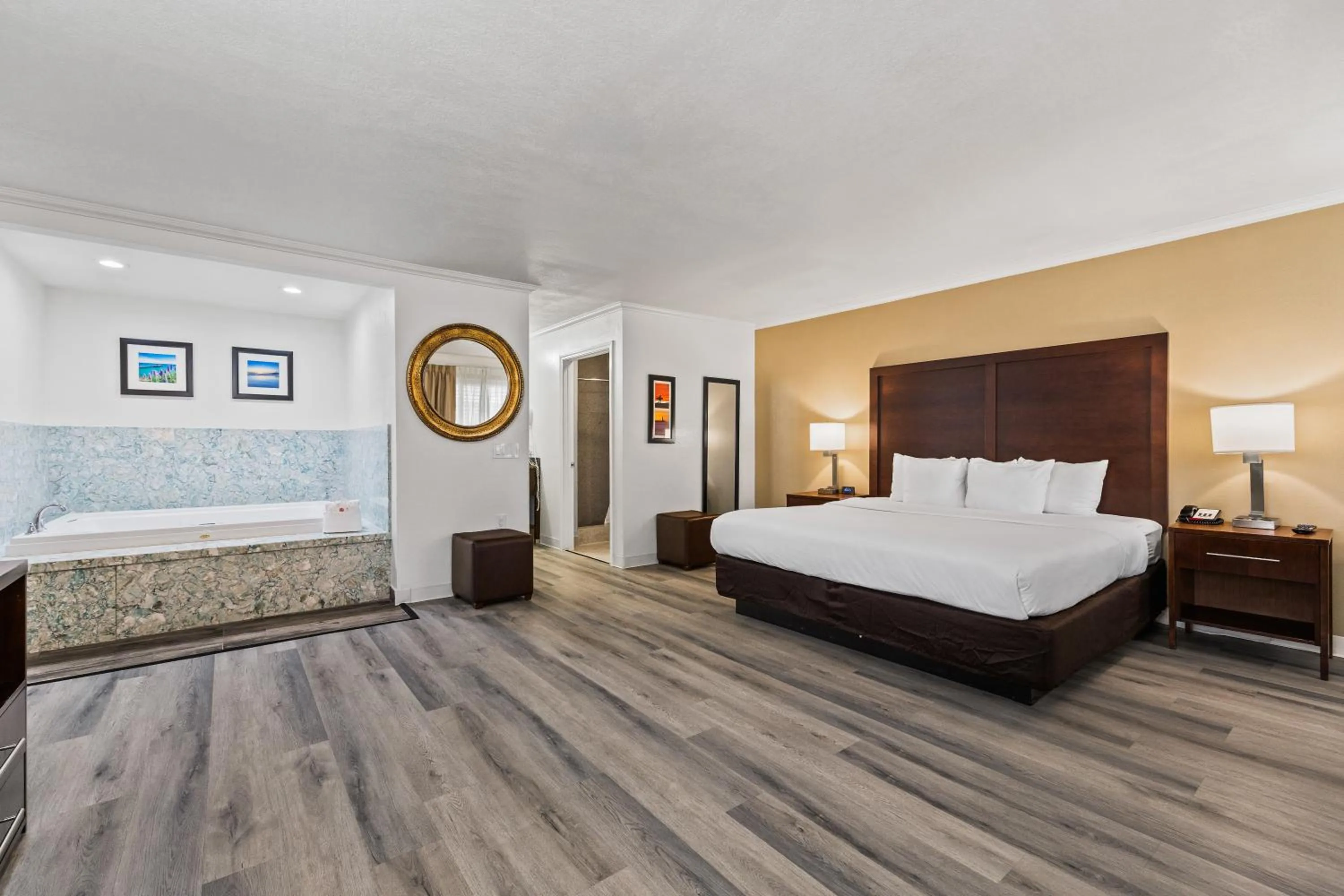 Photo of the whole room, Bed in Comfort Inn Santa Cruz North