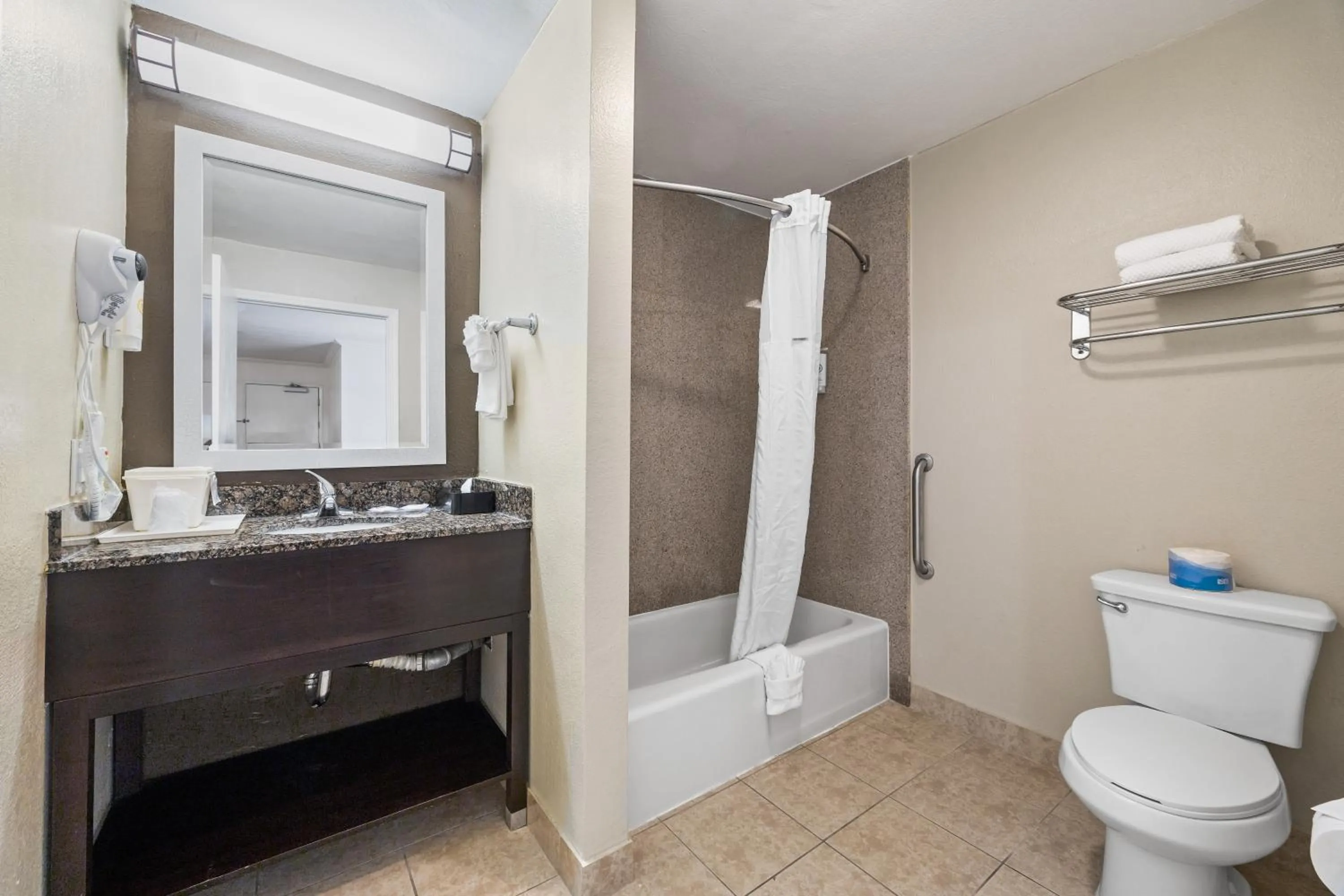 Shower in Comfort Inn Santa Cruz North