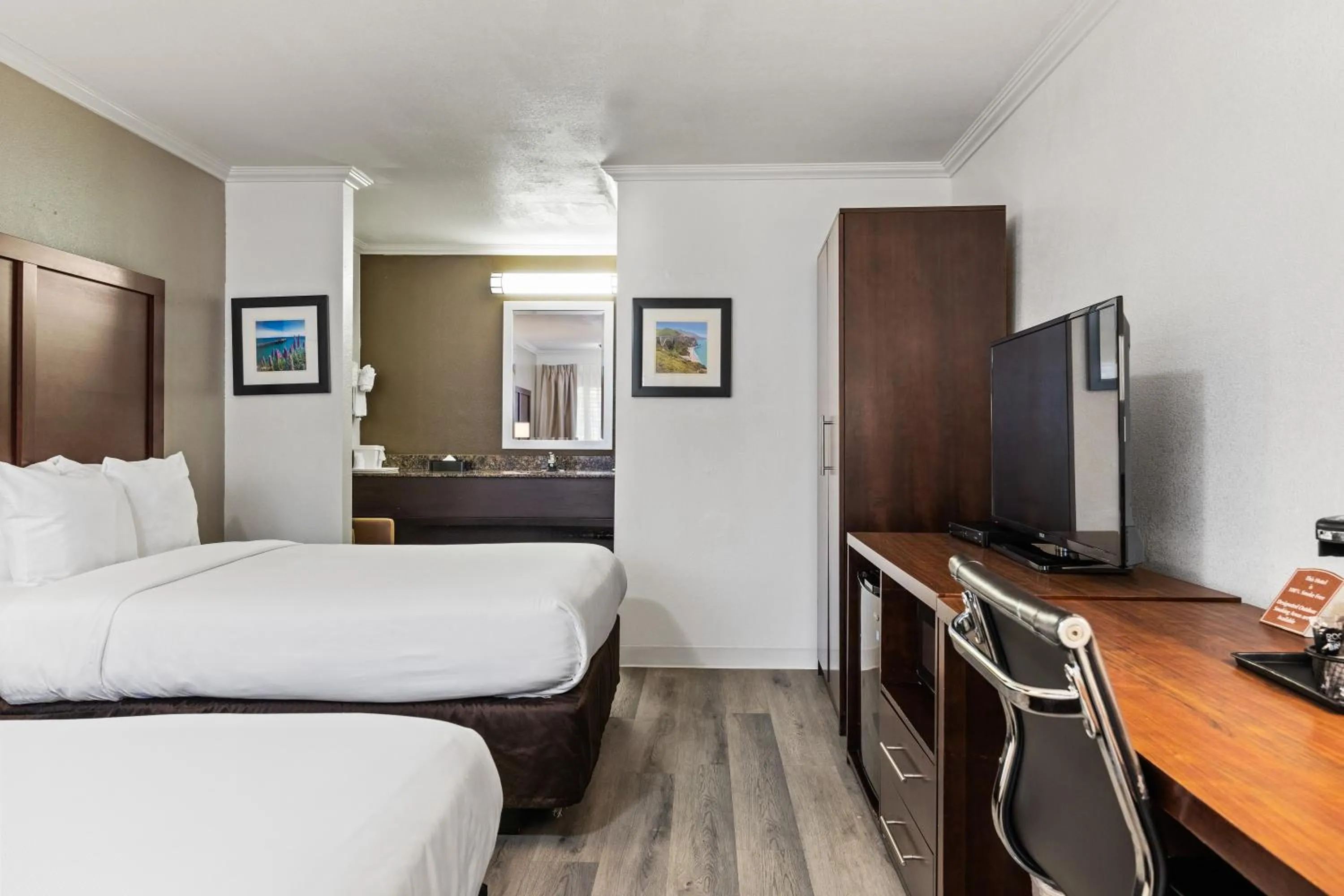 Photo of the whole room, Bed in Comfort Inn Santa Cruz North