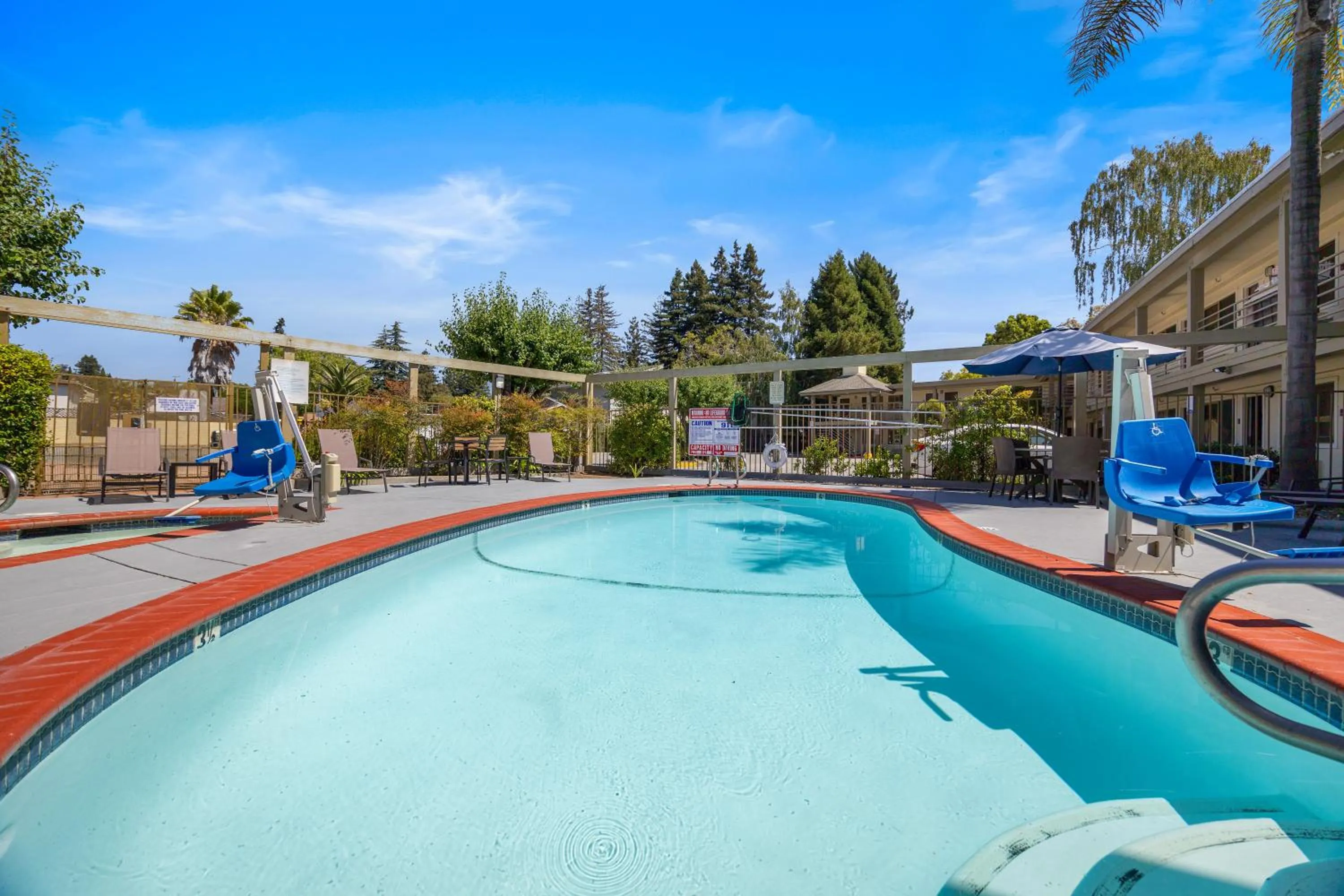 Swimming pool in Comfort Inn Santa Cruz North