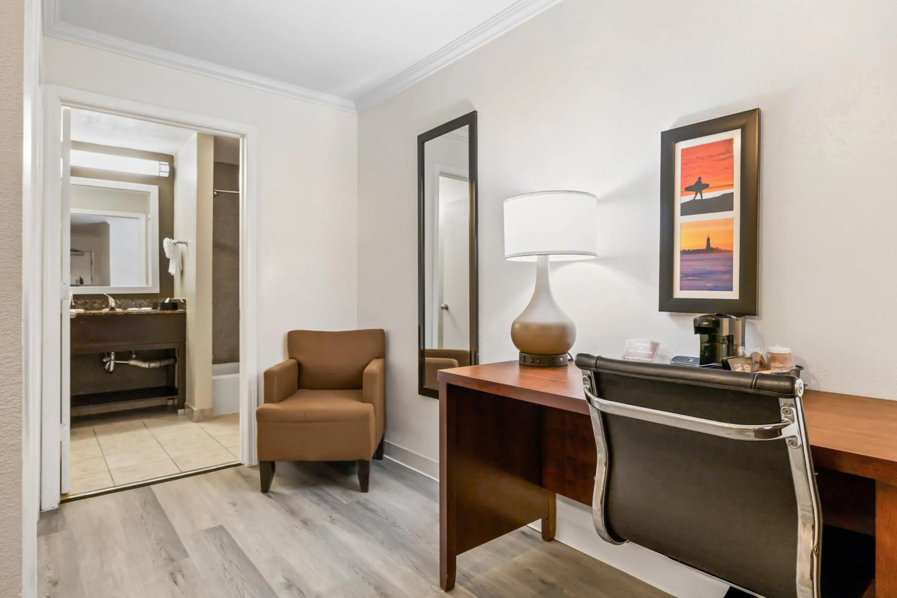 Seating area in Comfort Inn Santa Cruz North