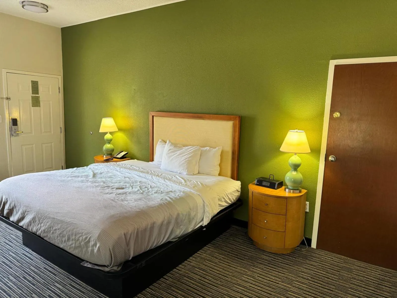 King Room with Lake View - Disability Access/Non-Smoking in Quality Inn