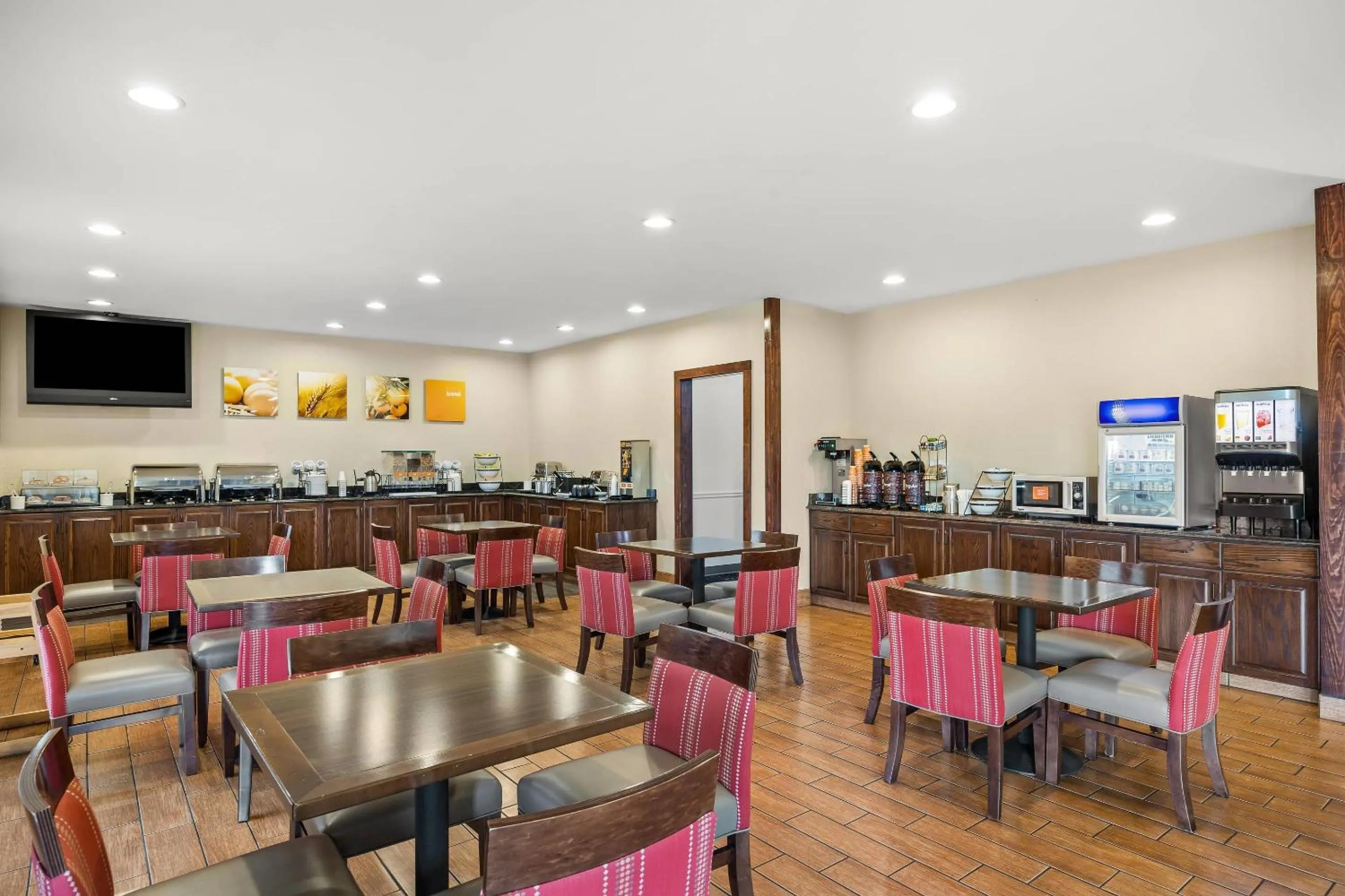 Breakfast in Comfort Inn Willow Springs US 60 and US 63