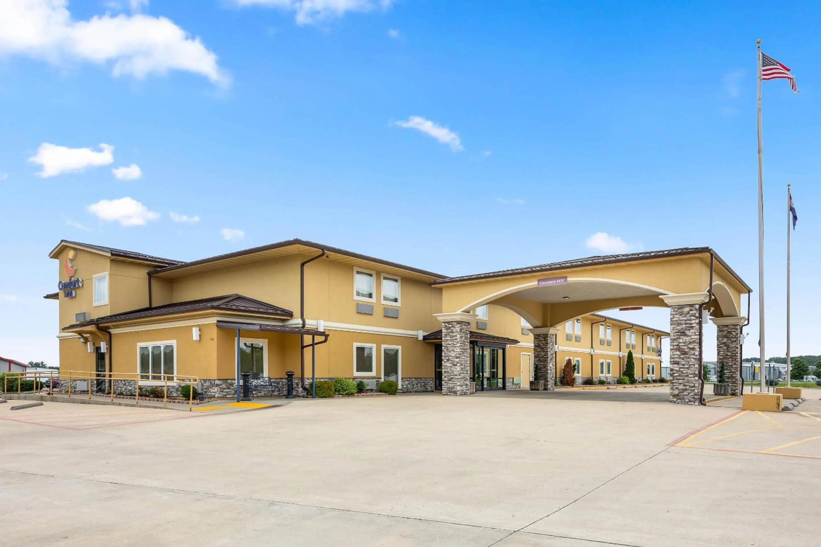 Property building in Comfort Inn Willow Springs US 60 and US 63