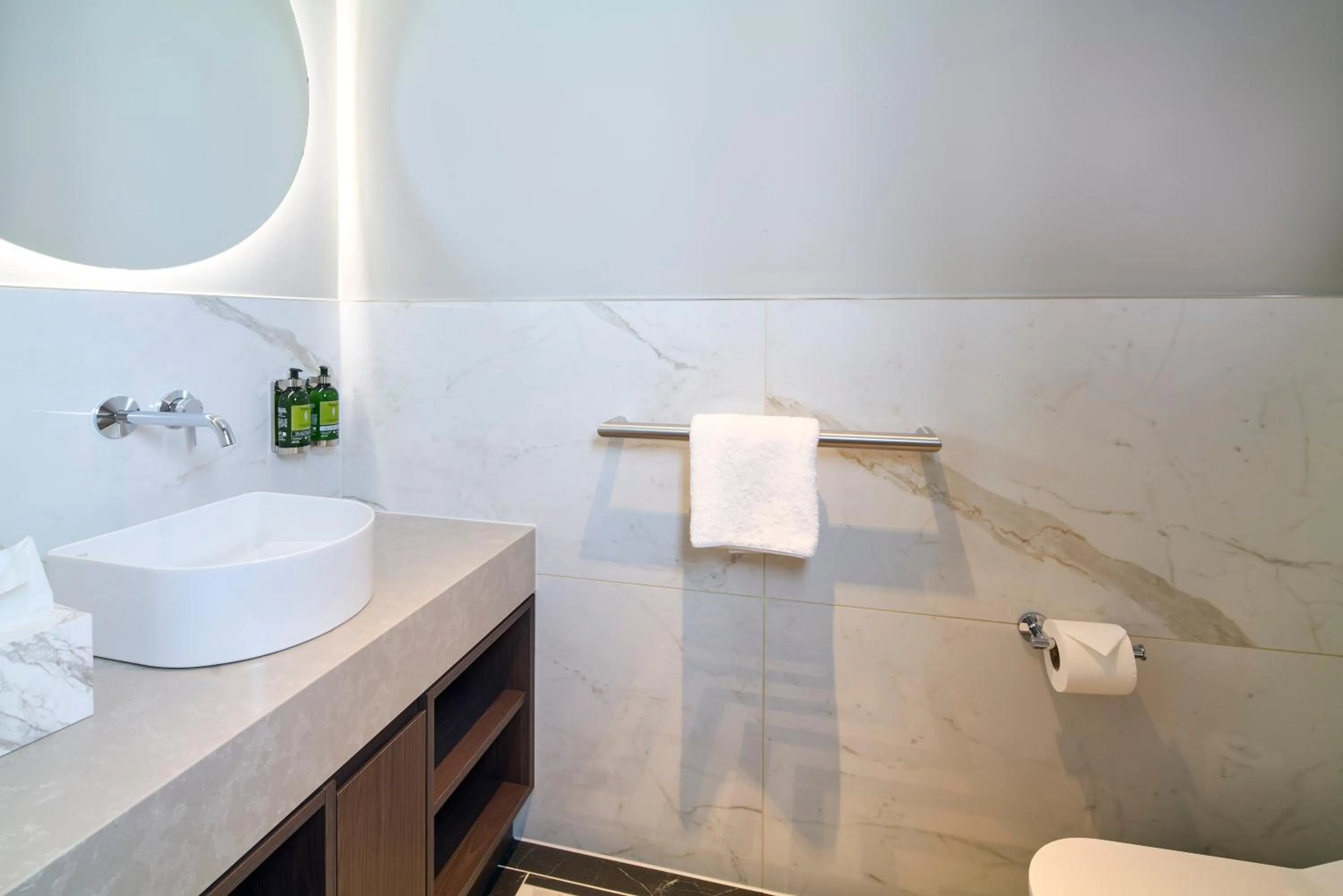 Toilet in Cheval Phoenix House at Sloane Square