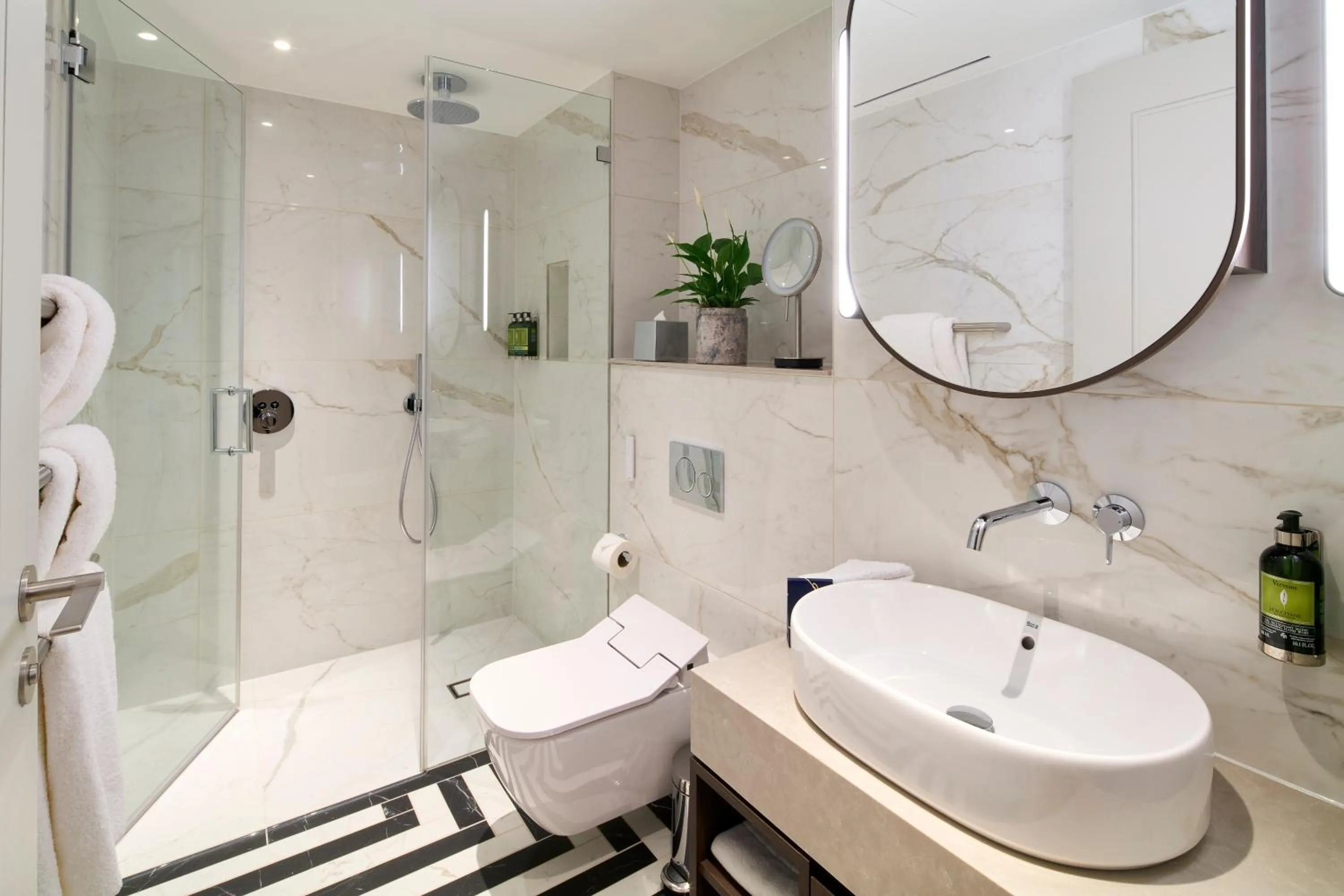 Shower in Cheval Phoenix House at Sloane Square
