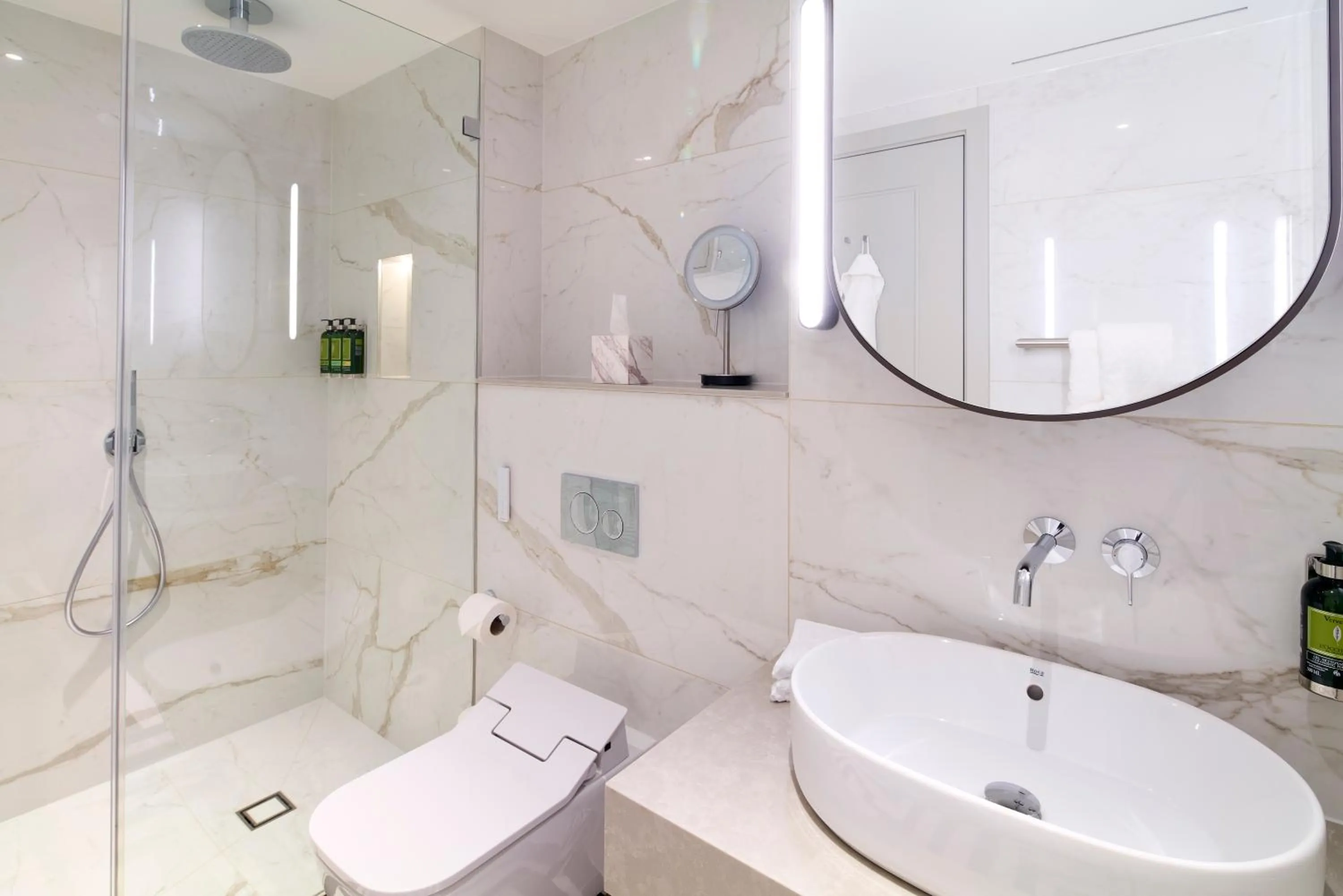 Shower in Cheval Phoenix House at Sloane Square