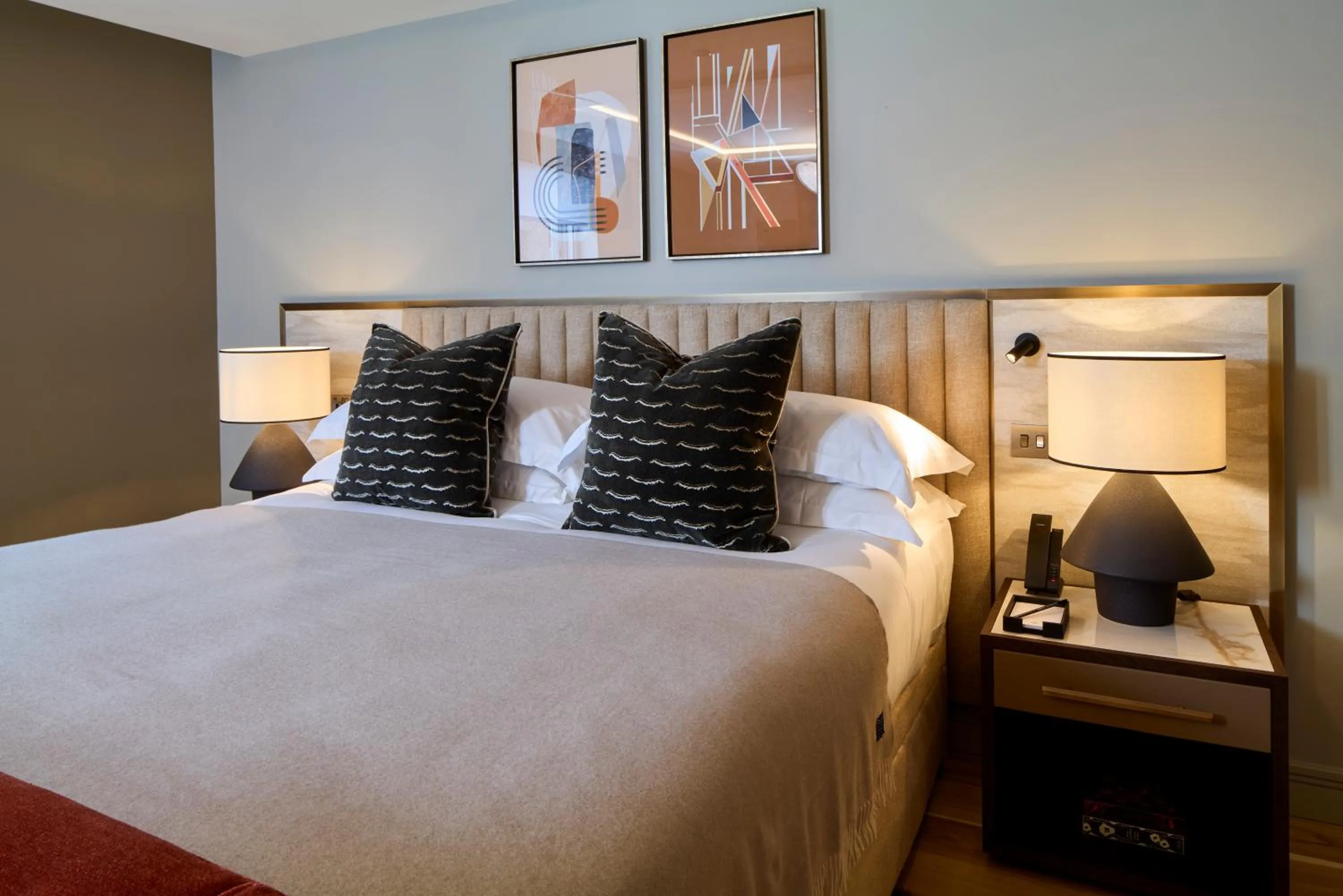 Bed in Cheval Phoenix House at Sloane Square