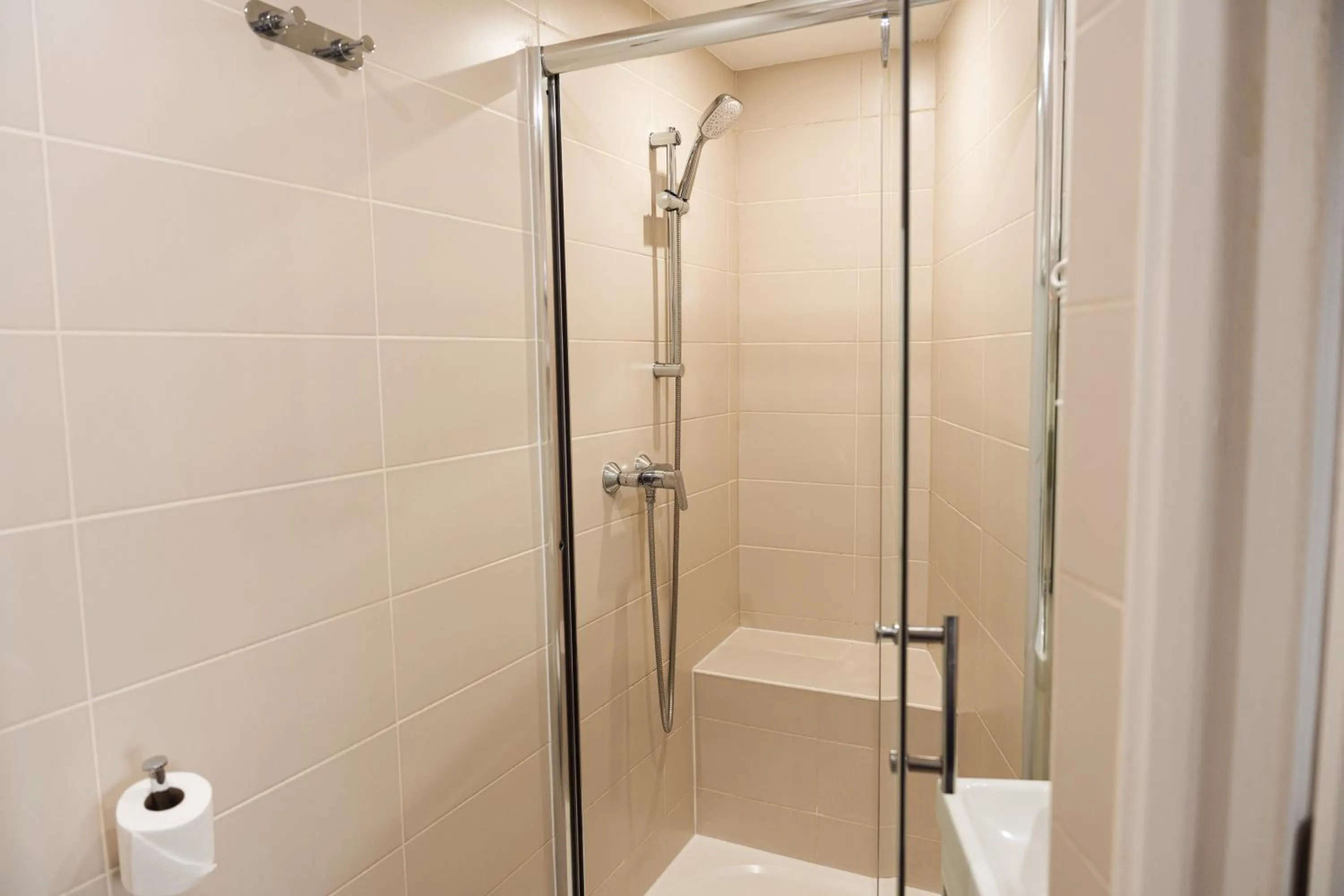 Shower in Hôtel Eiffel Segur