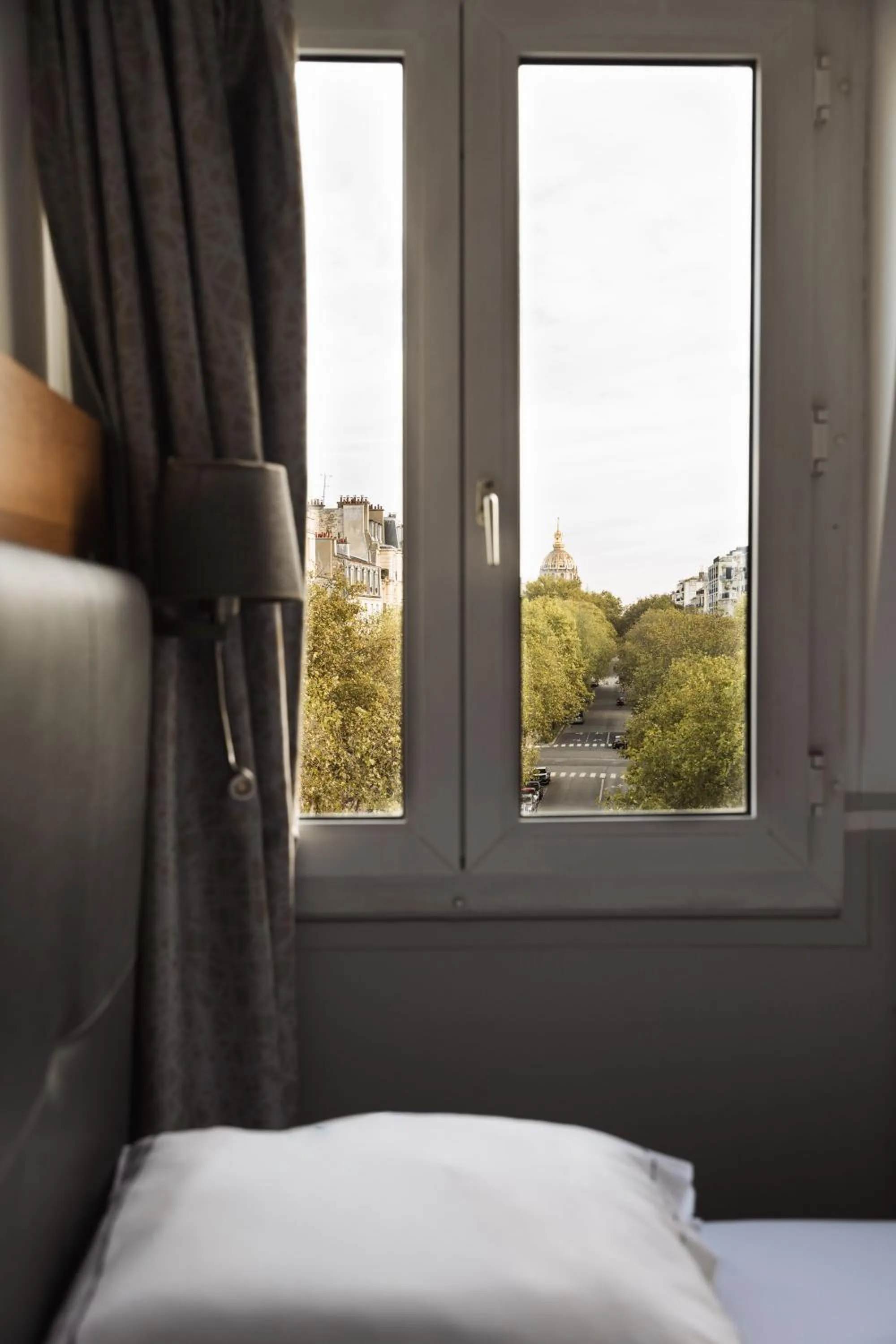 Photo of the whole room, Bed in Hôtel Eiffel Segur