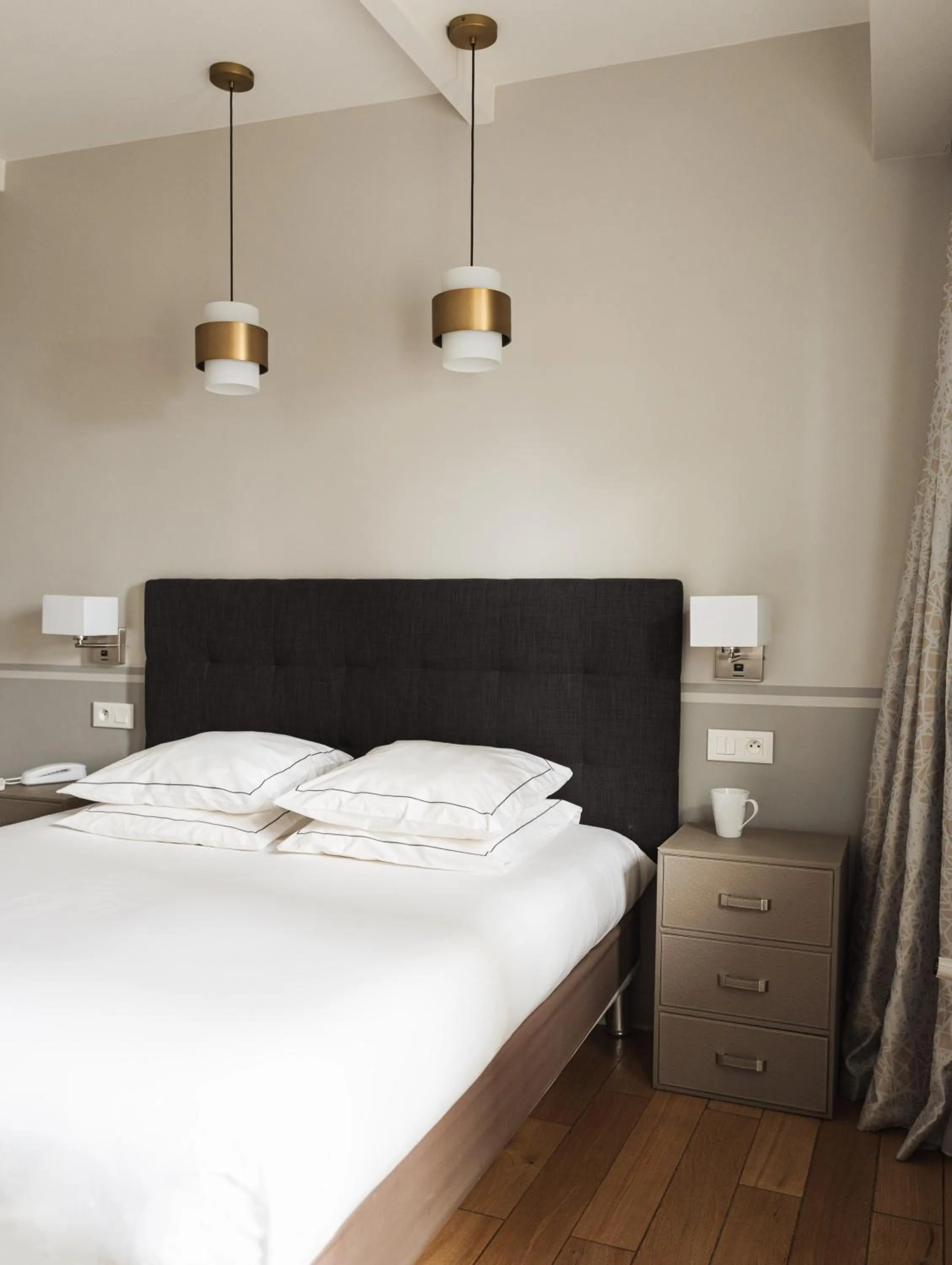 Bed in Hôtel Eiffel Segur