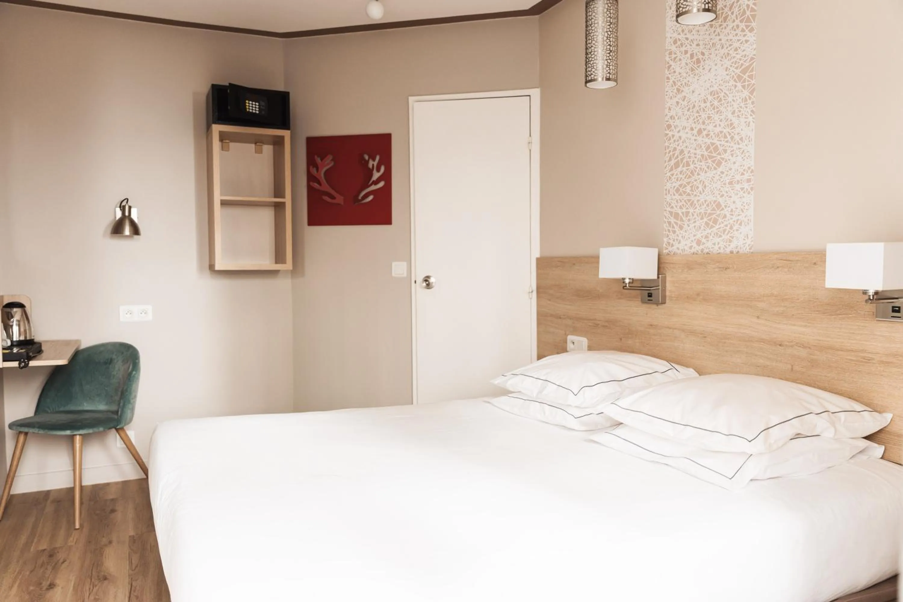 Photo of the whole room, Bed in Hôtel Eiffel Segur